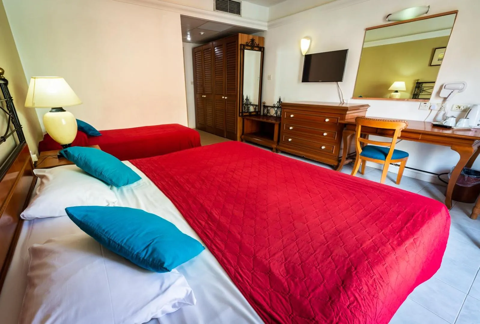 Bedroom, Bed in Topaz Hotel