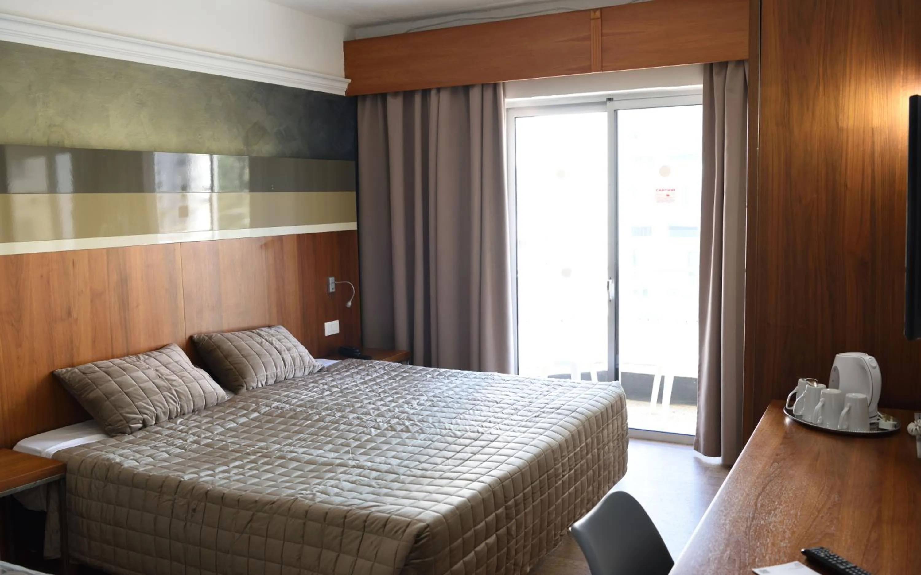 Bedroom, Bed in Topaz Hotel