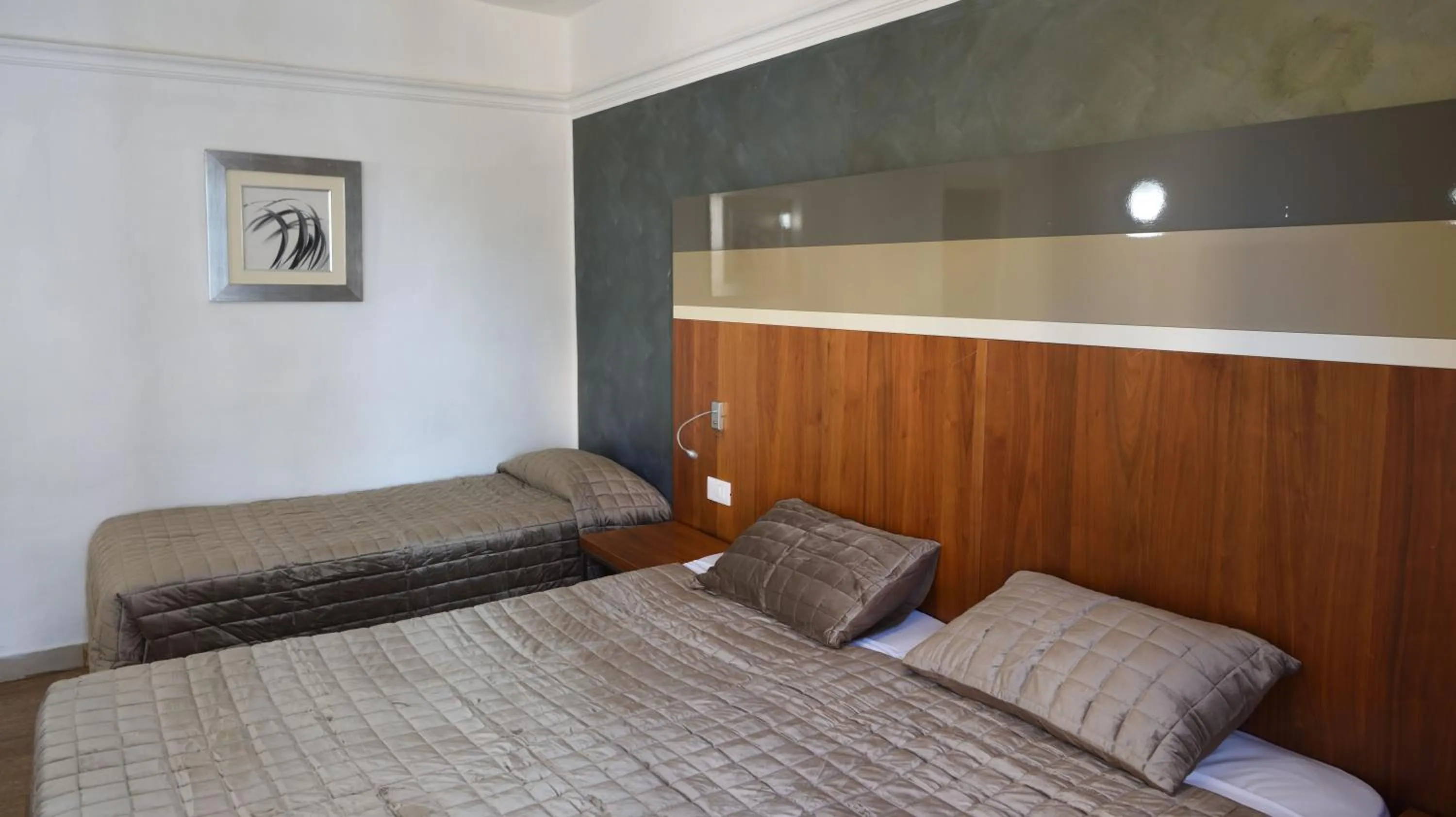 Bedroom, Bed in Topaz Hotel