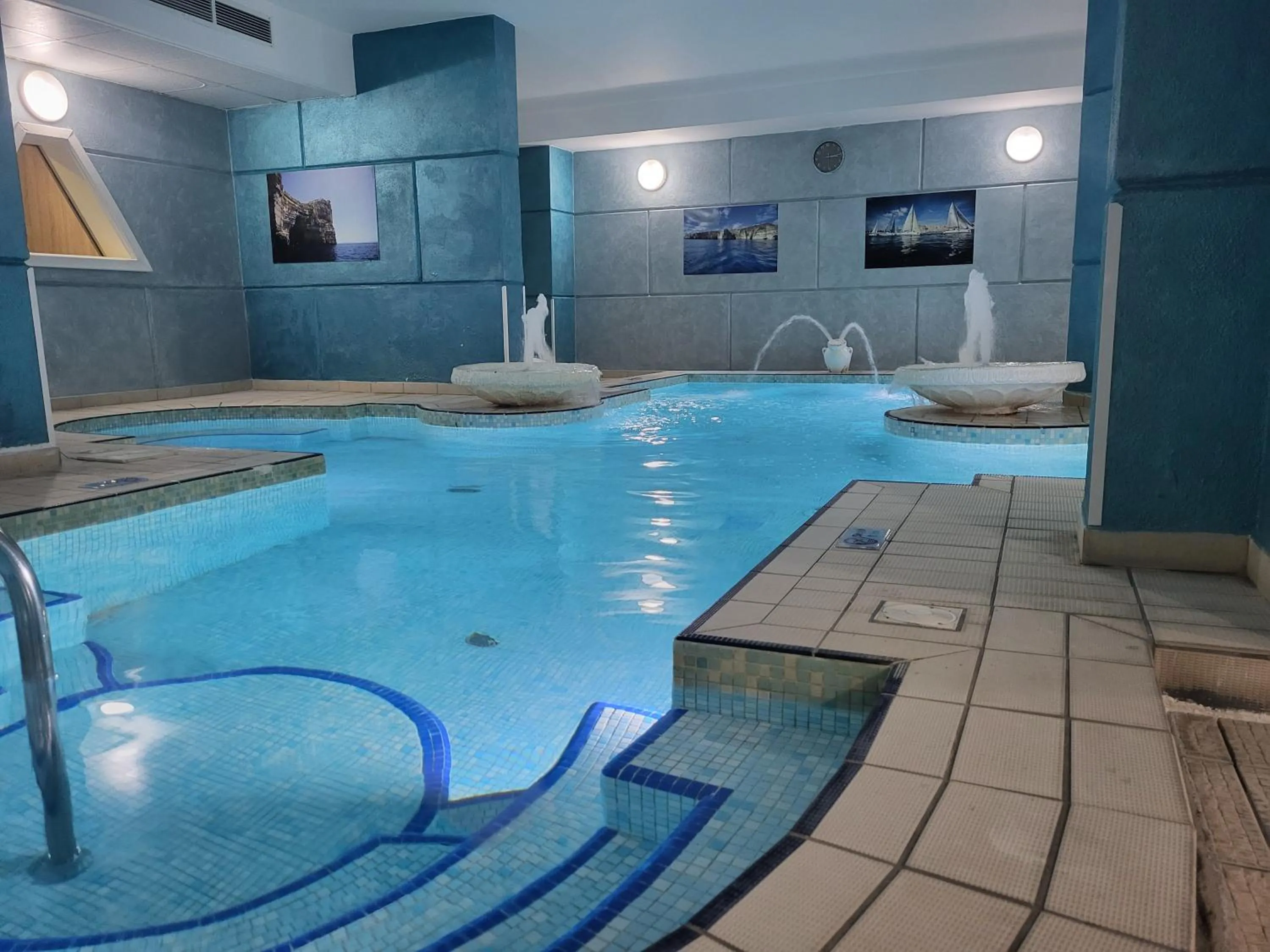 Swimming pool in Topaz Hotel