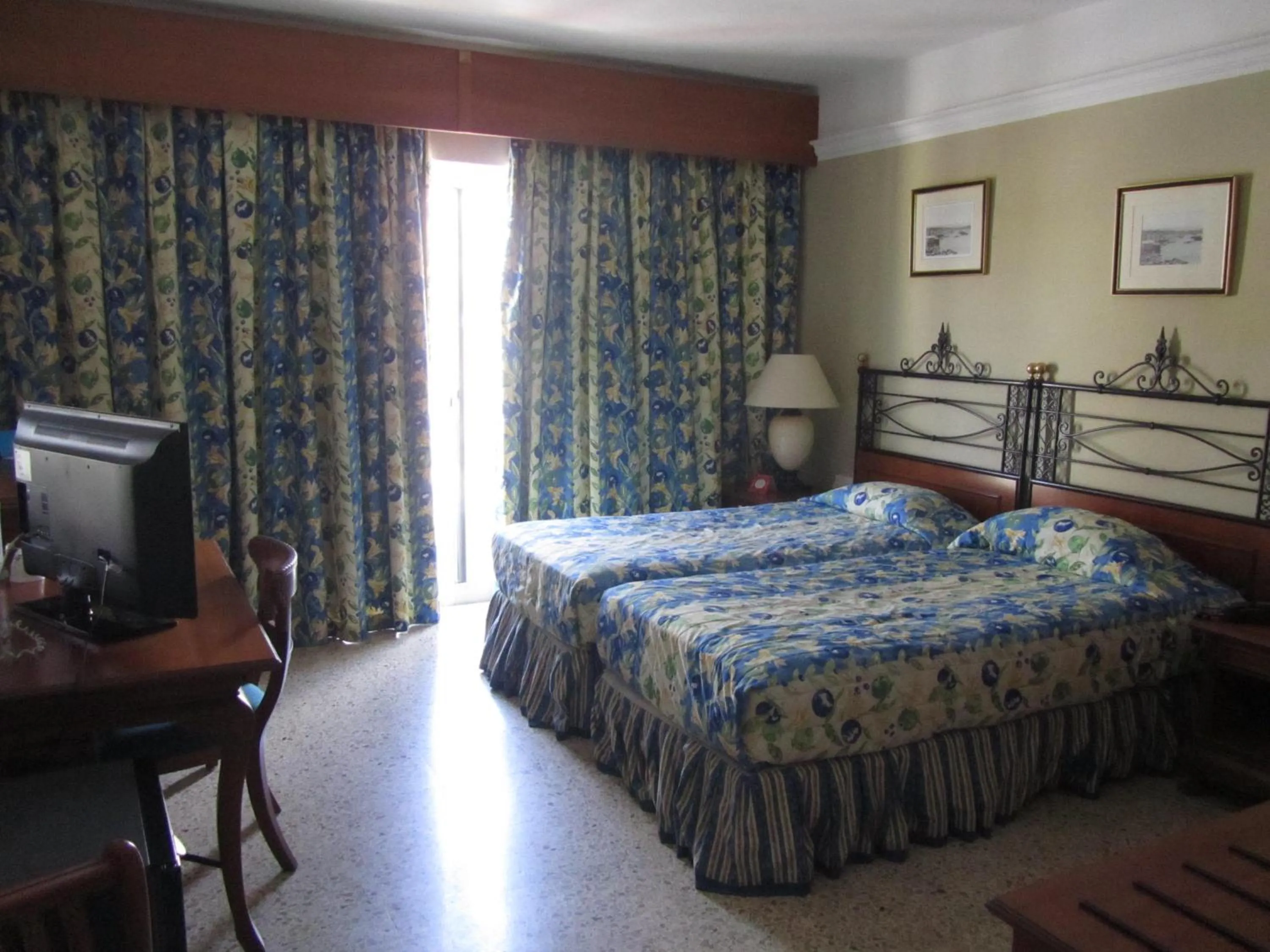 Bedroom, Bed in Topaz Hotel