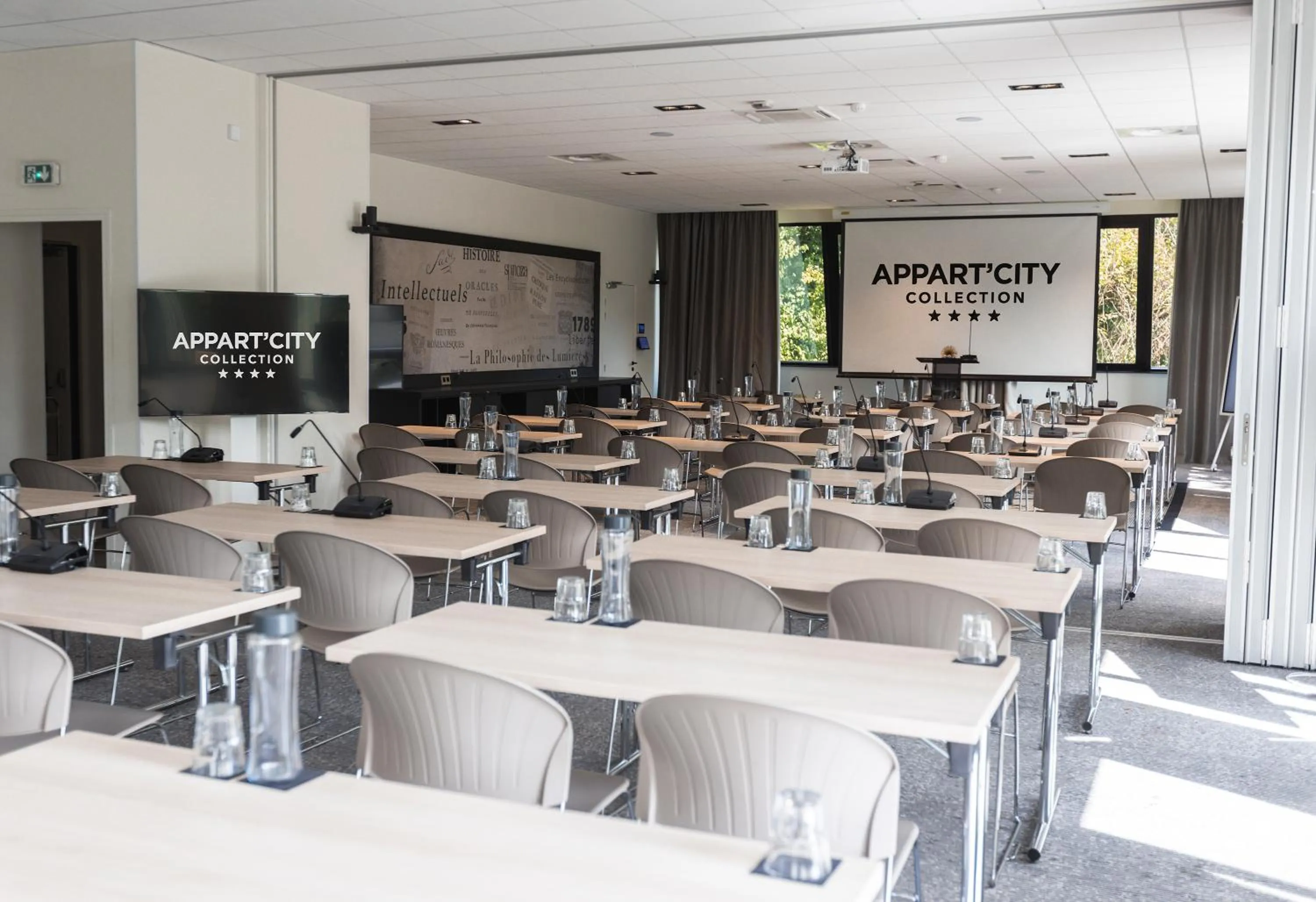 Meeting/conference room in Appart'City Collection Genève Aéroport - Ferney Voltaire