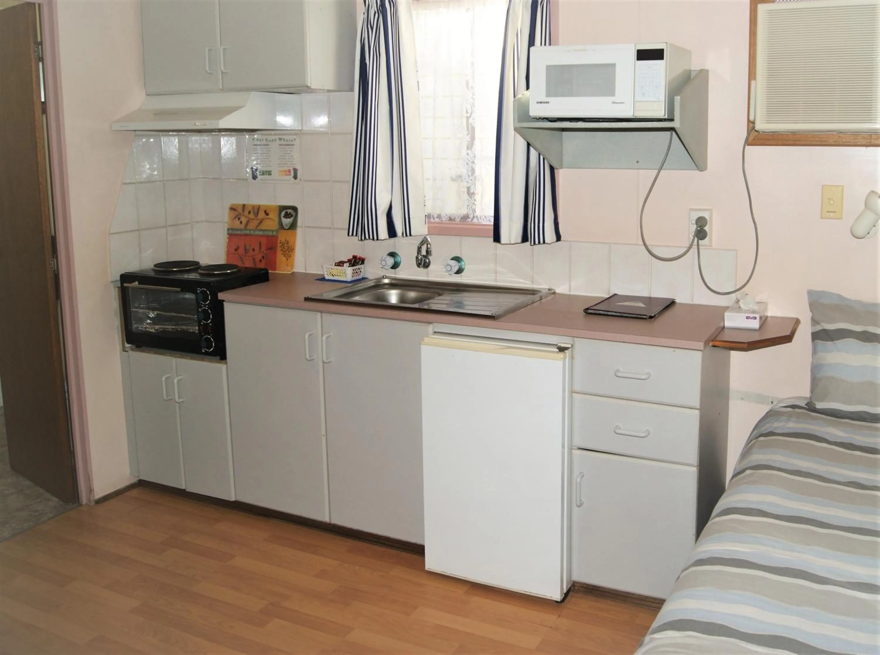 Kitchen or kitchenette in Junee Tourist Park