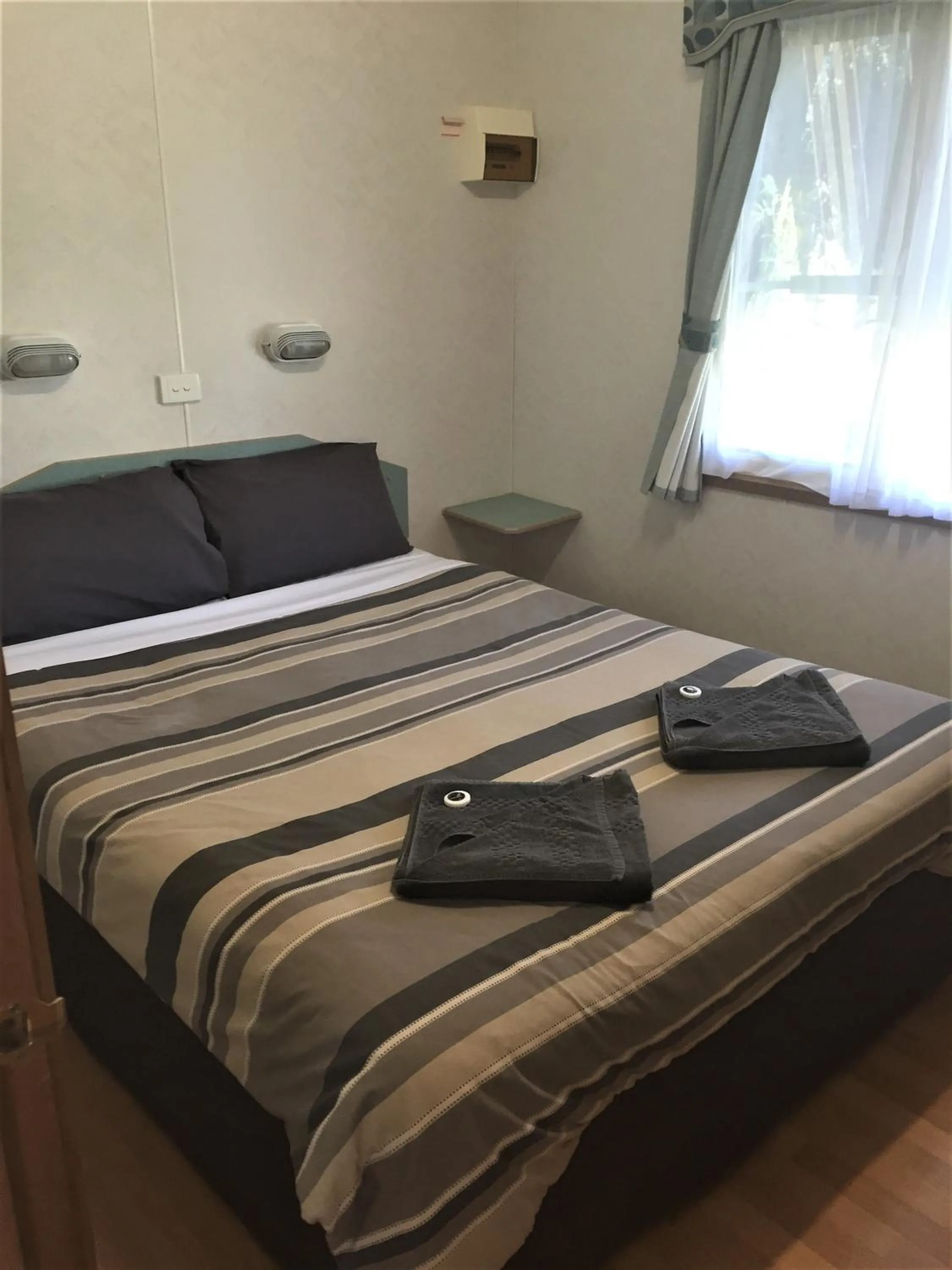 Bedroom, Bed in Junee Tourist Park