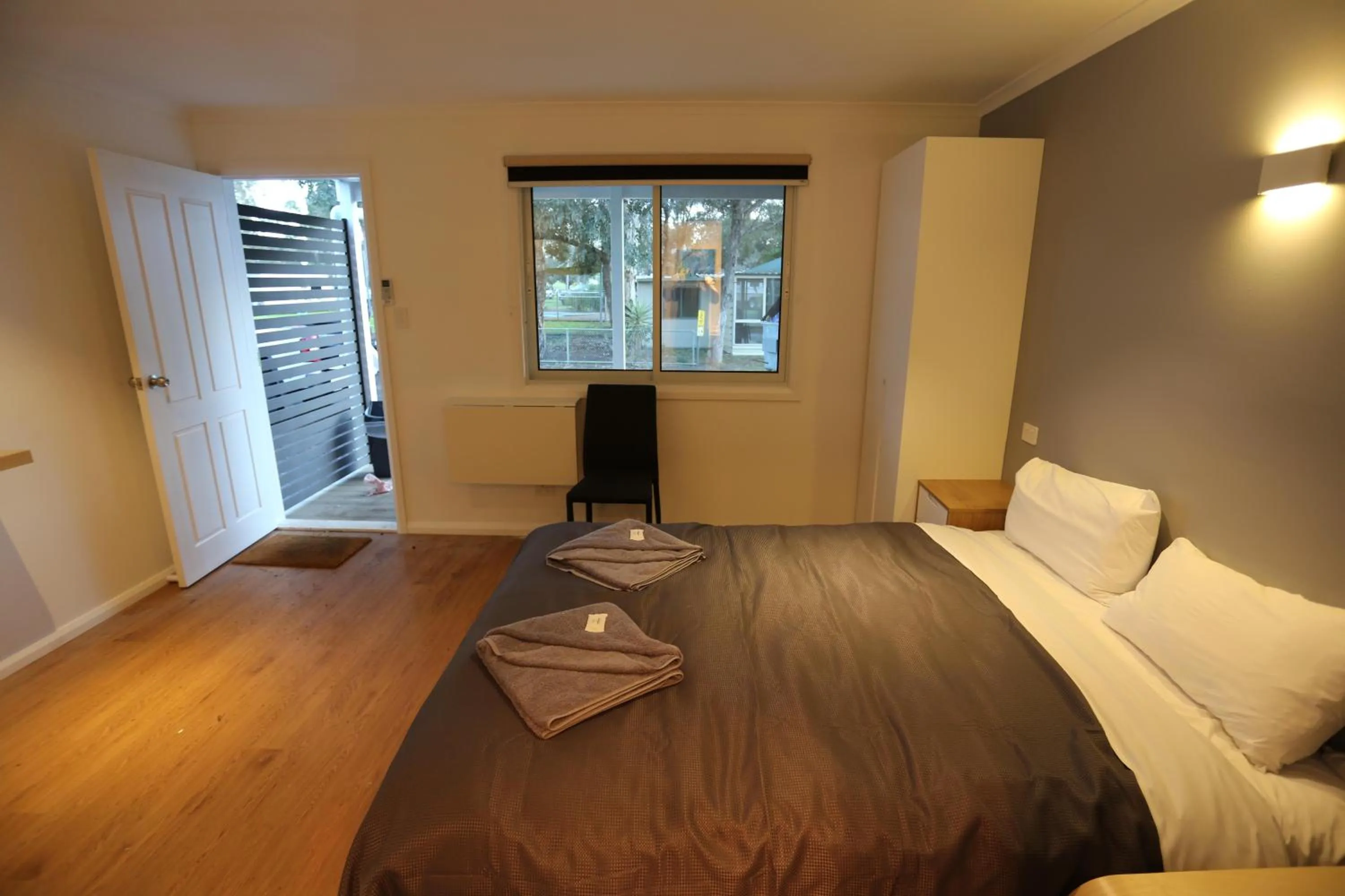 Bedroom, Bed in Junee Tourist Park