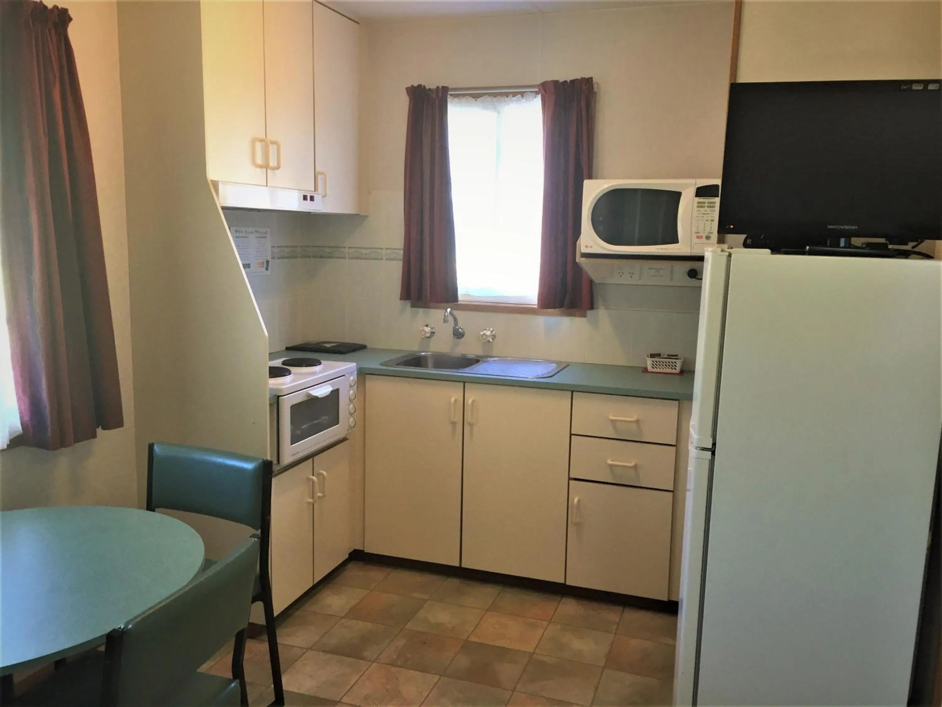 Kitchen or kitchenette in Junee Tourist Park