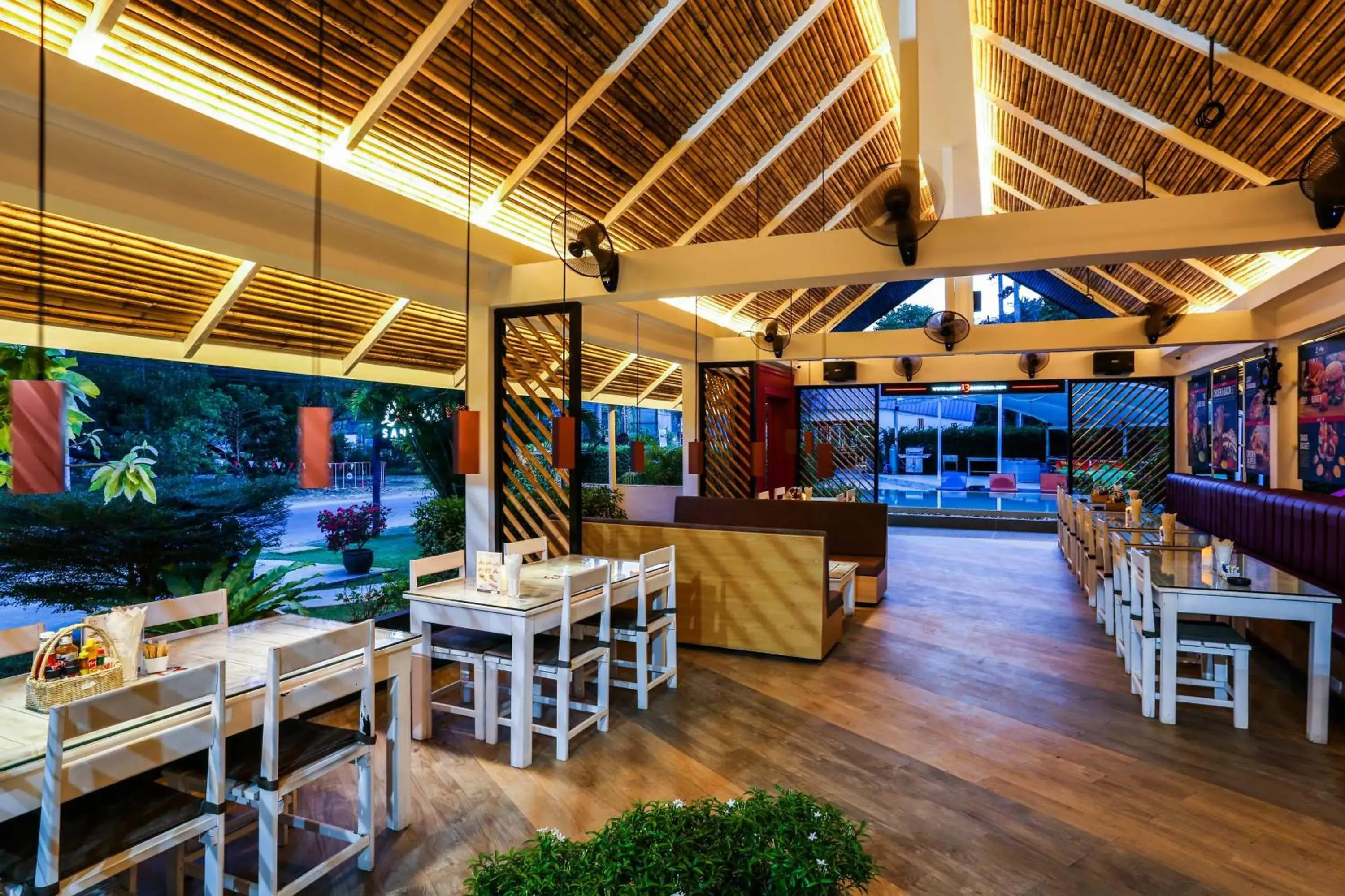 Restaurant/places to eat in Naiharn Beach Resort - SHA Plus Extra Restaurant/places to eat in Naiharn Beach Resort - SHA Plus Extra