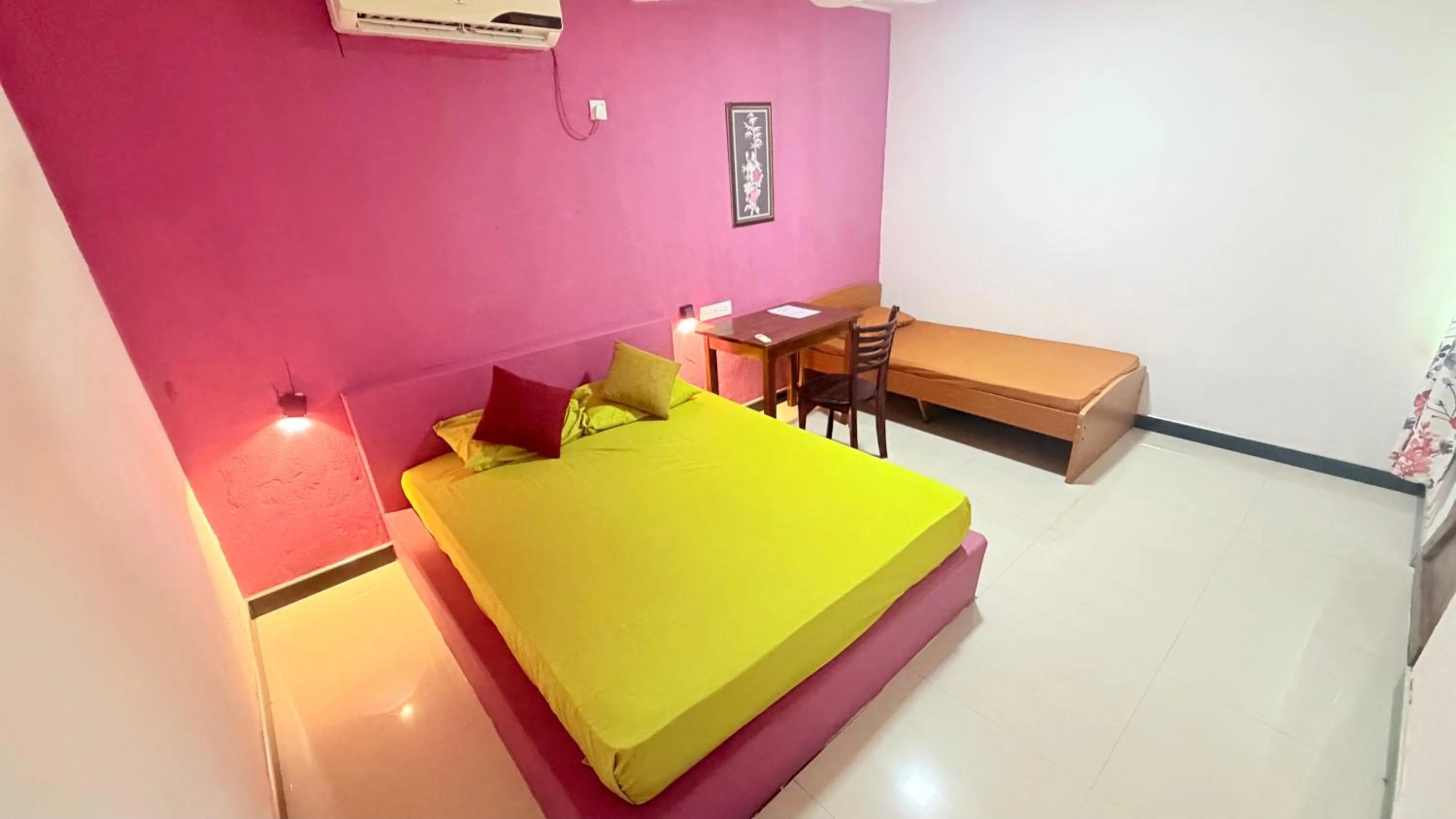 Luxury Triple Room in Hotel Angel Inn Beach