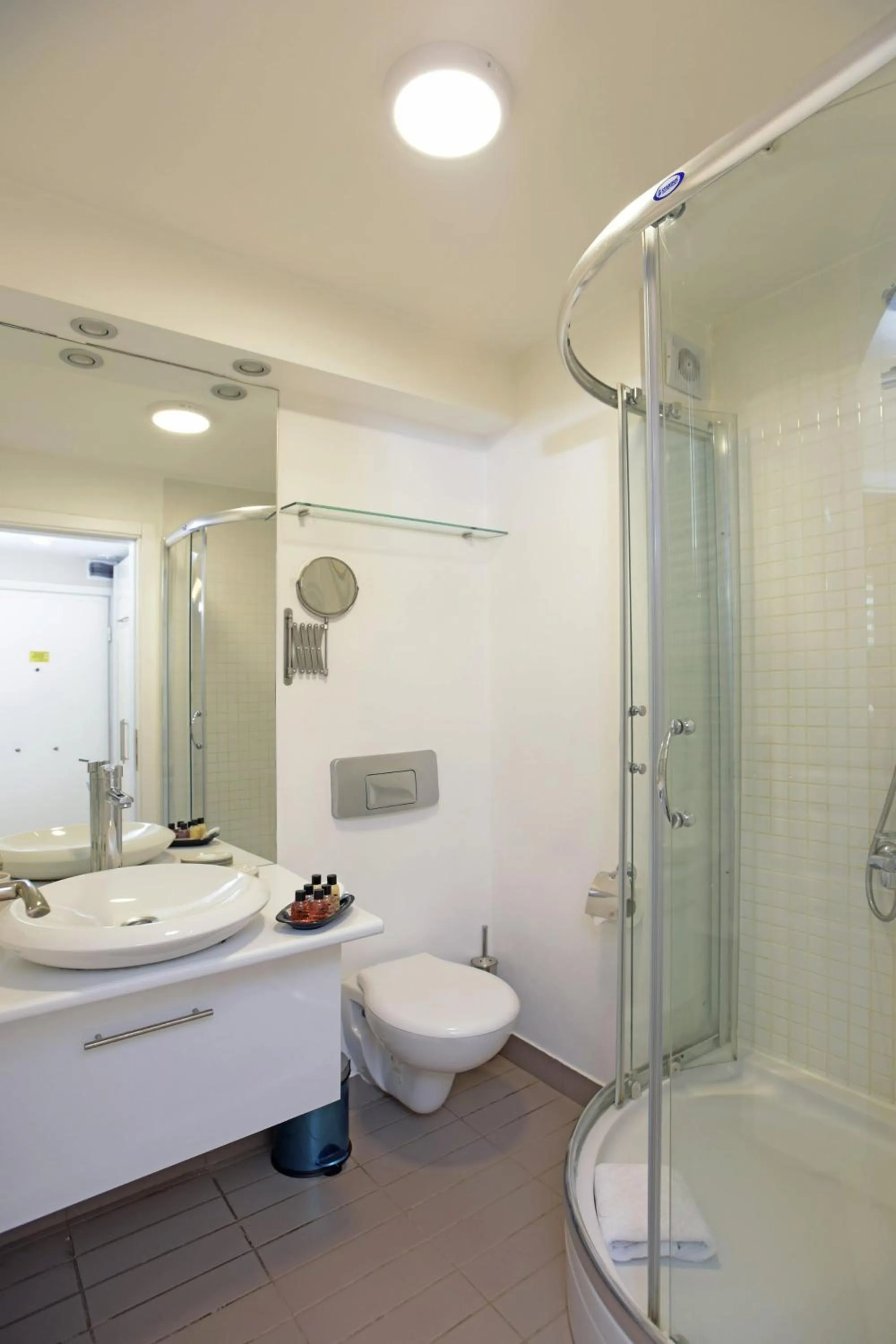 Shower in Cheya Sisli BNB Medical & Business City Center Tesvikiye Suites and Apartments