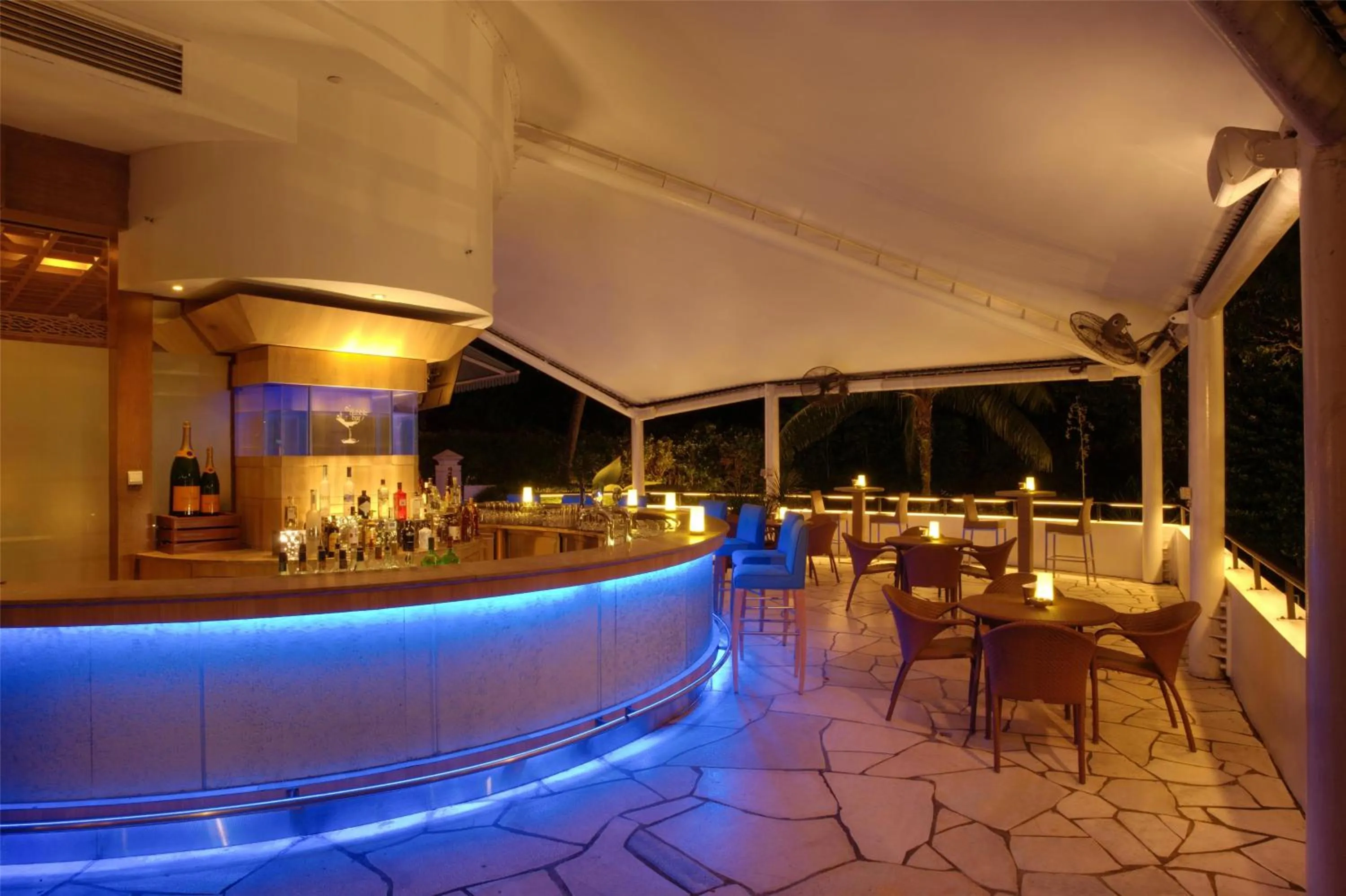 Lounge or bar in Shangri-La Rasa Sentosa, Singapore