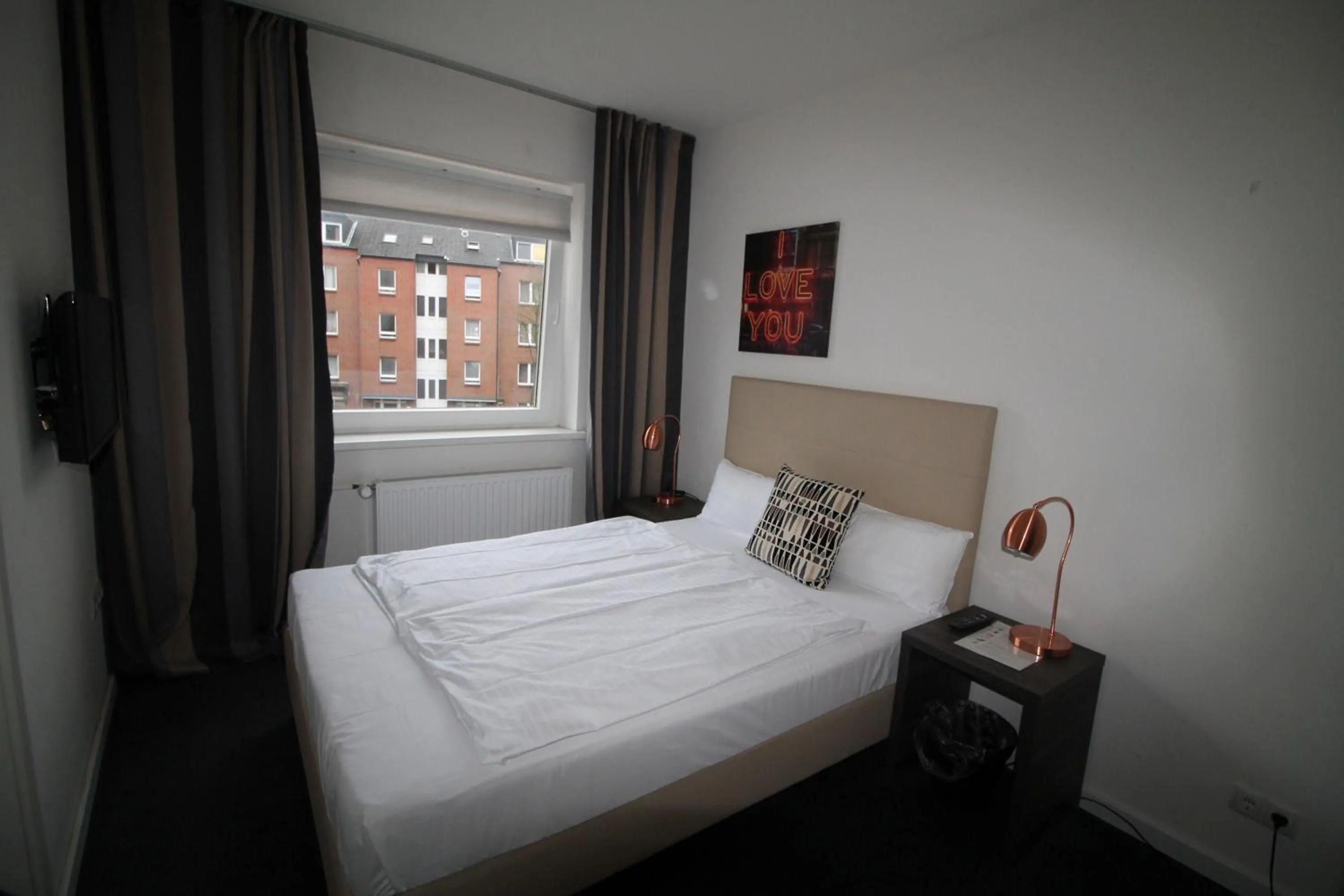 Bedroom, Bed in Heimat St. Pauli