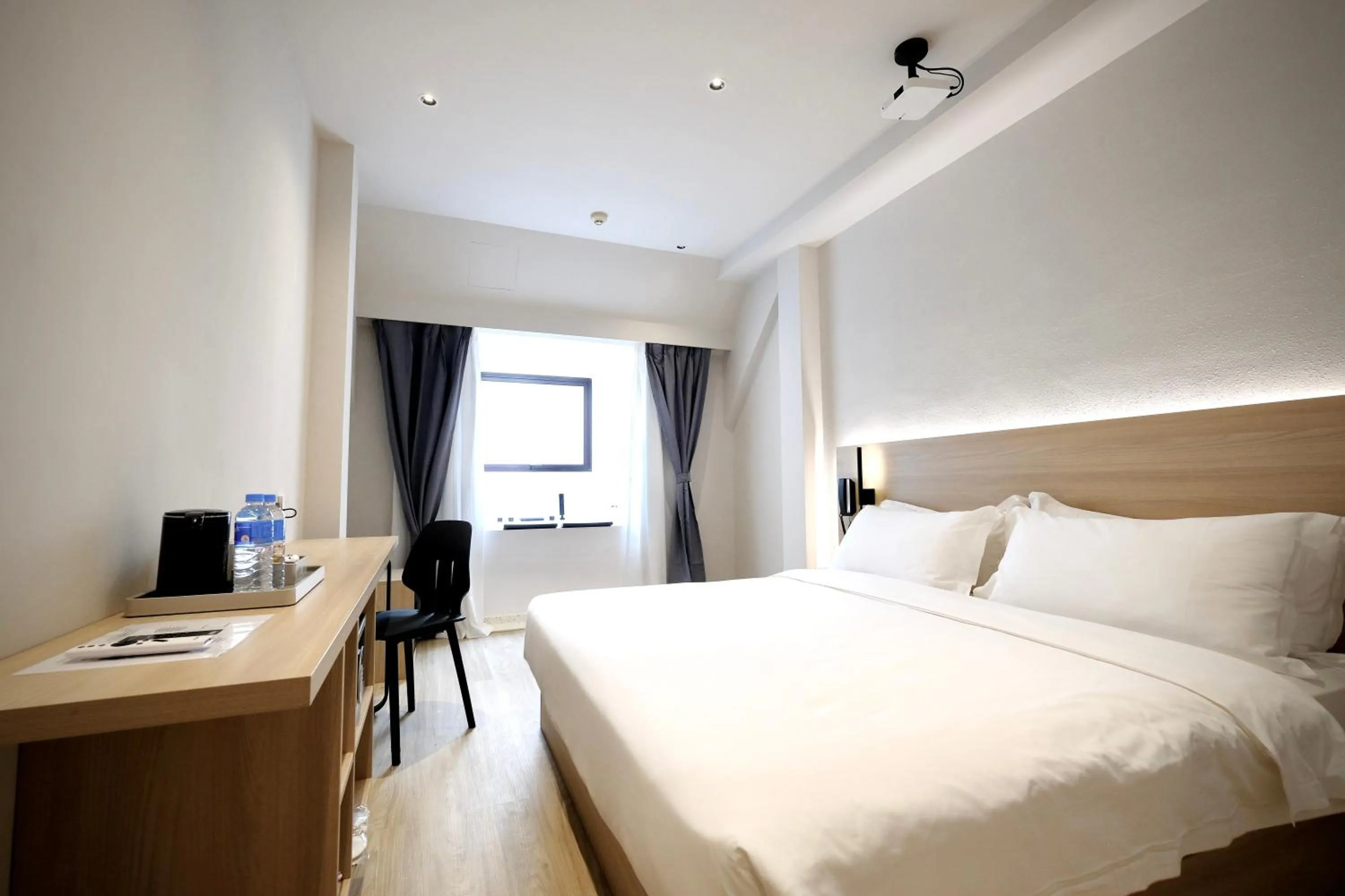 Bedroom, Bed in Rest Bugis Hotel