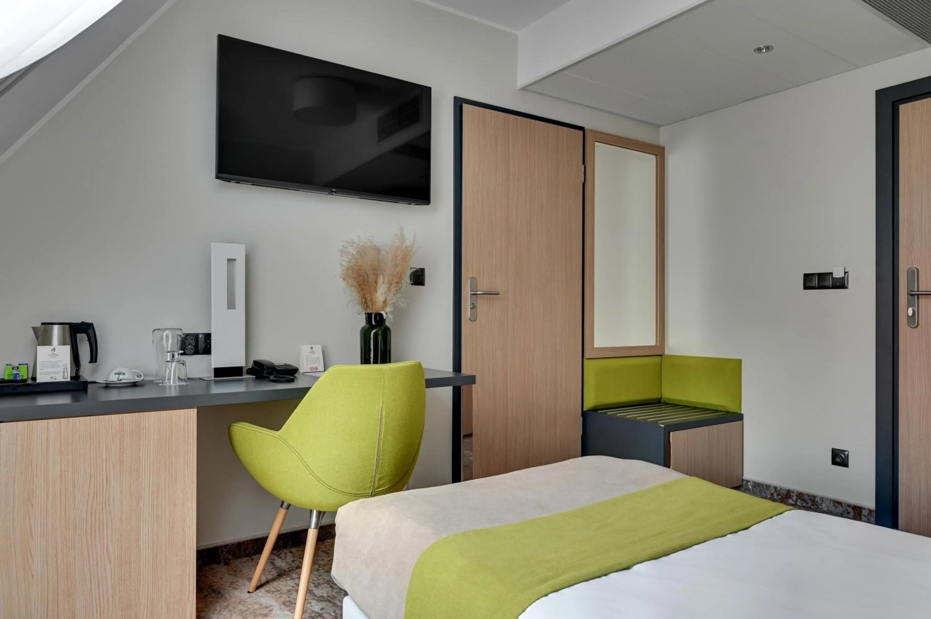 Seating area, Bed in GRANO HOTEL Gdańsk Riverside dawniej HOTEL ALMOND BUSINESS & SPA