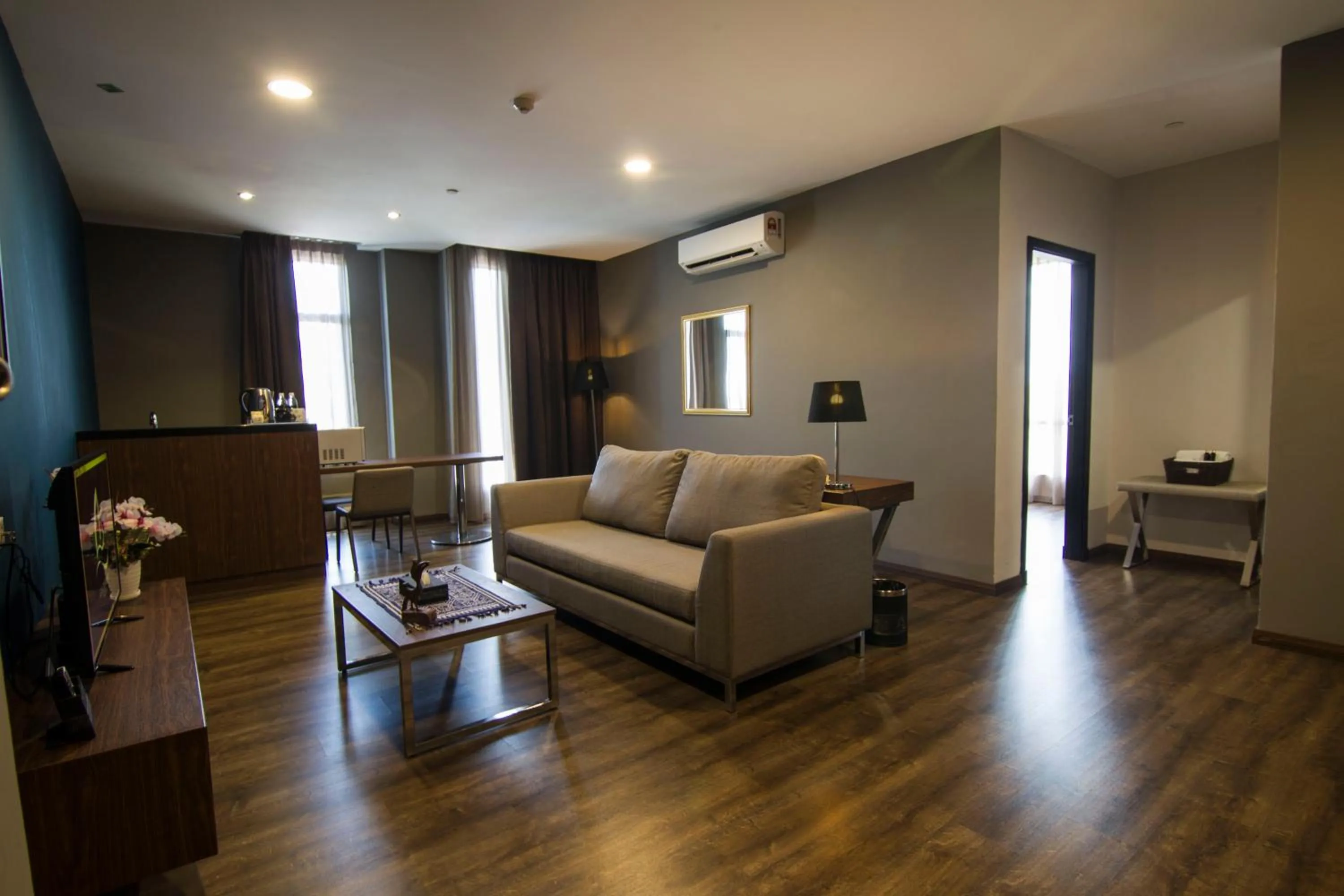 Living room in Goldenbay Hotel