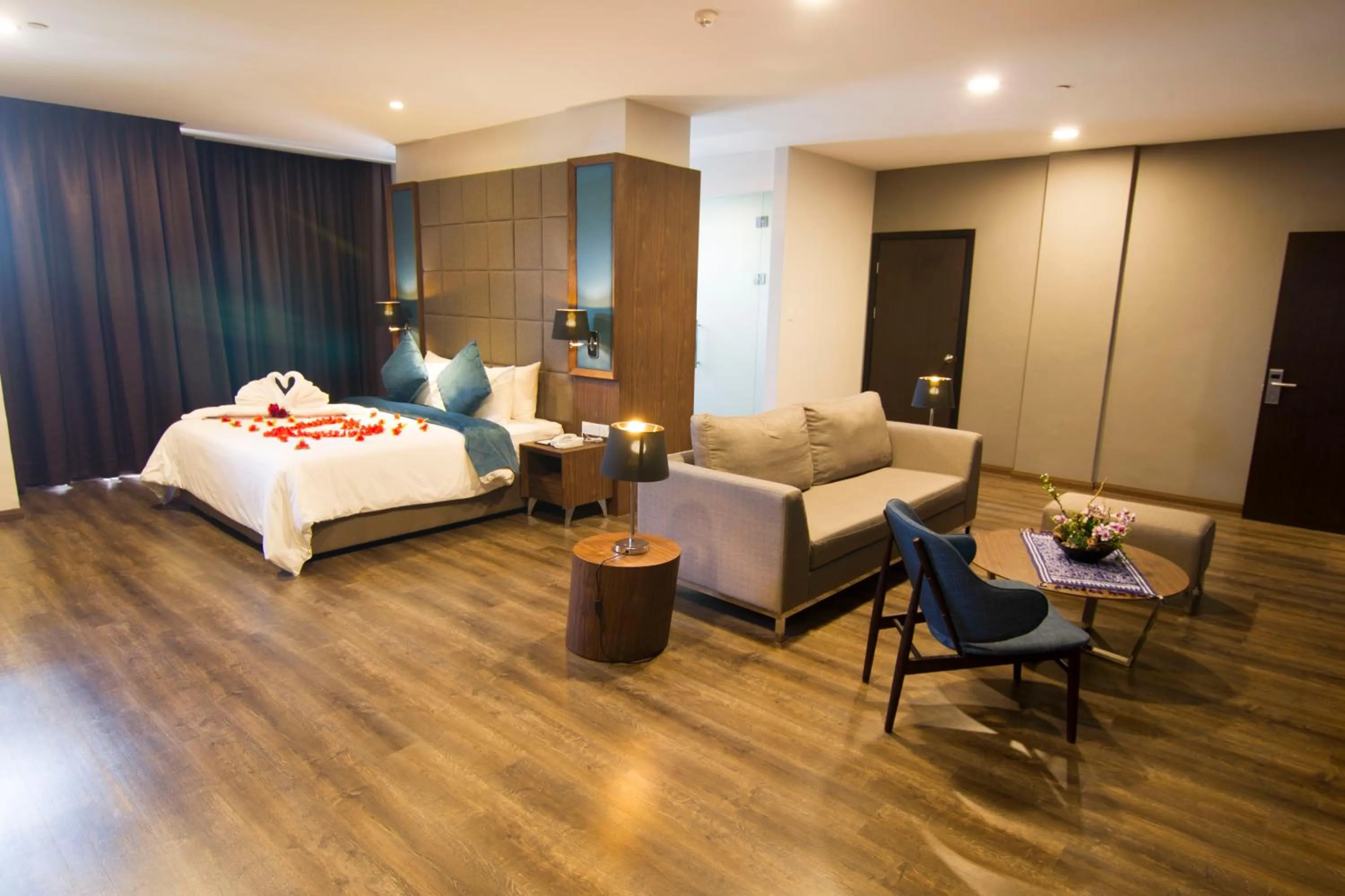 Photo of the whole room, Bed in Goldenbay Hotel