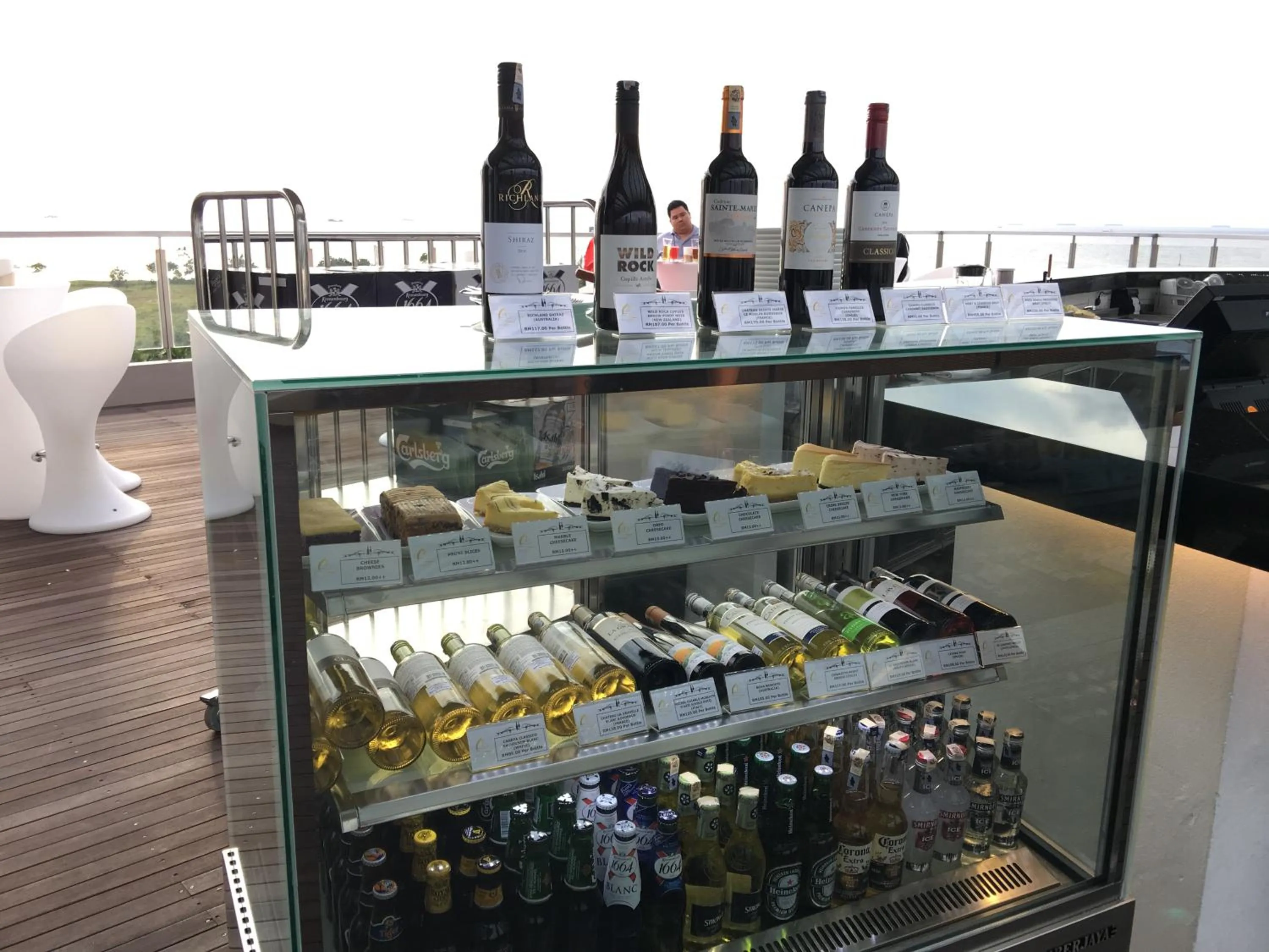 Lounge or bar in Goldenbay Hotel