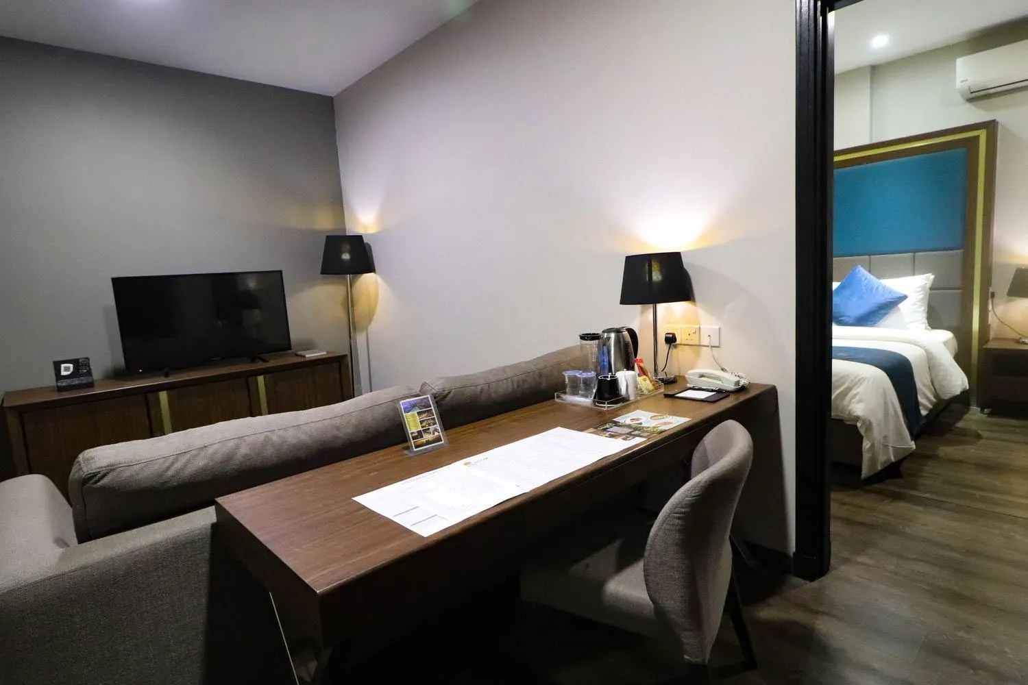 Communal lounge/ TV room, Bed in Goldenbay Hotel