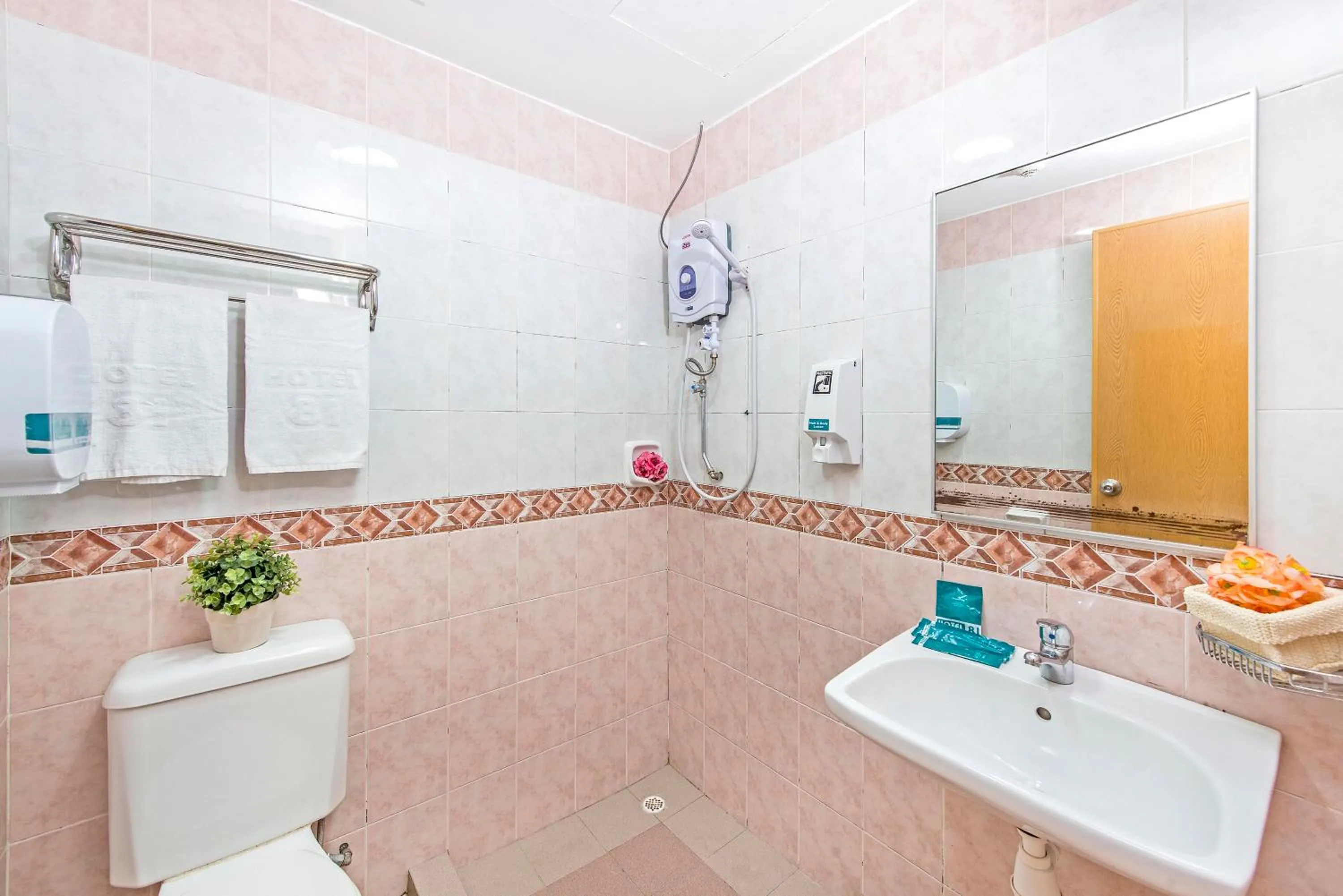 Bathroom in Hotel 81 Lucky