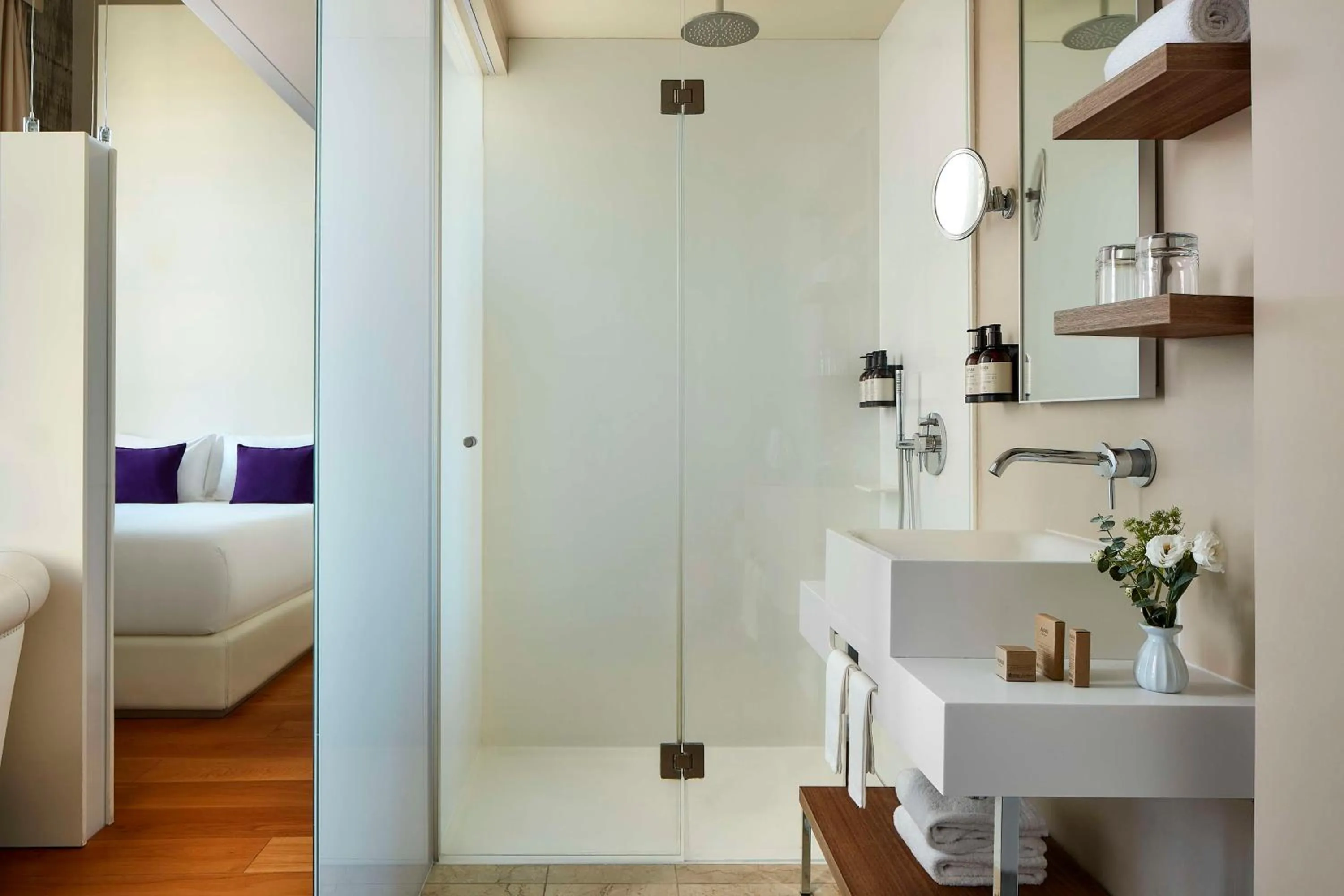 Bathroom, Bed in Avani Palazzo Moscova Milan Hotel