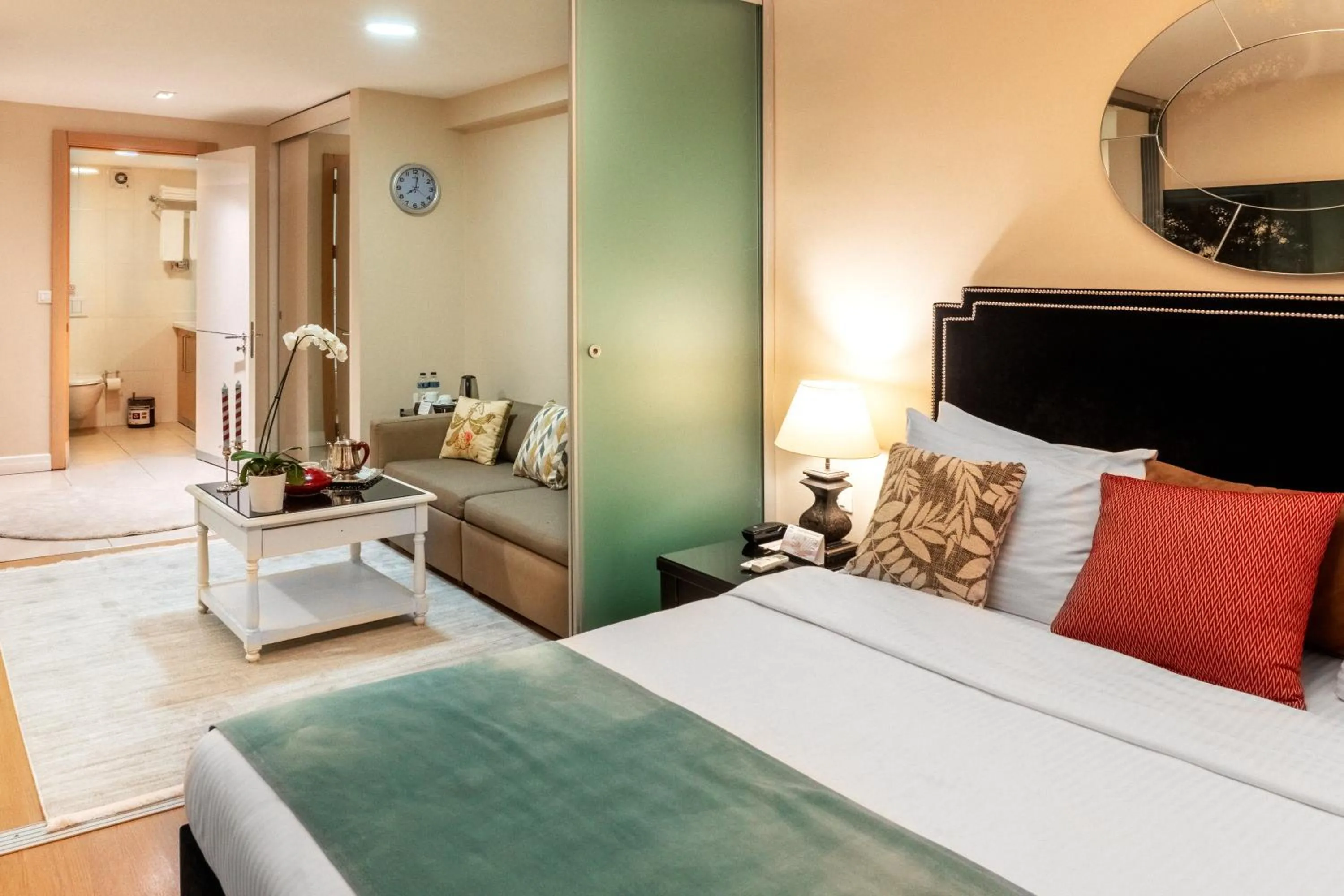 Living room, Bed in Cheya Deluxe Residence Nisantasi Istanbul City Center
