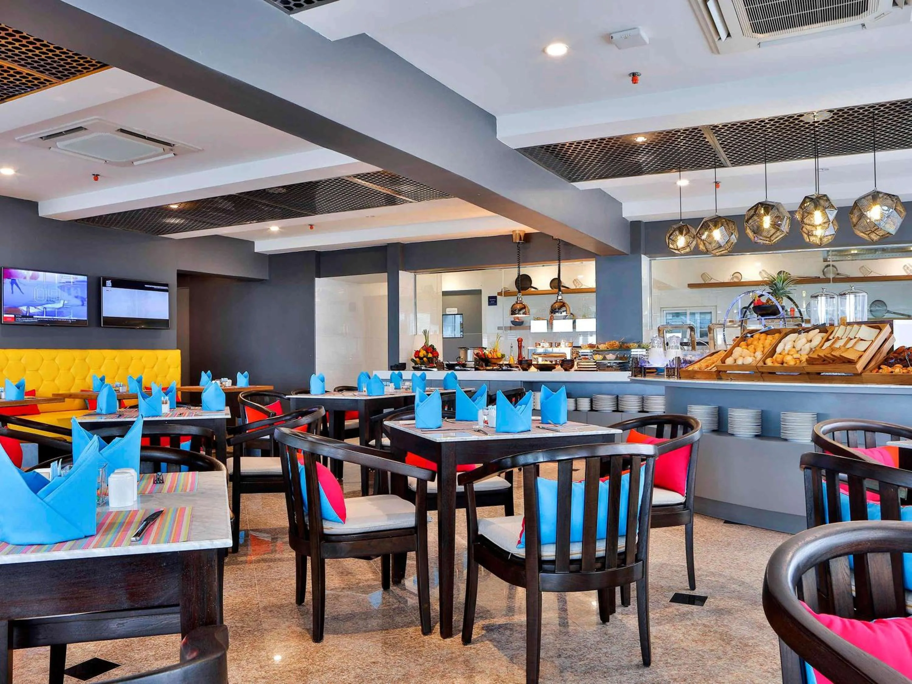 Restaurant/places to eat in Hotel Stadium