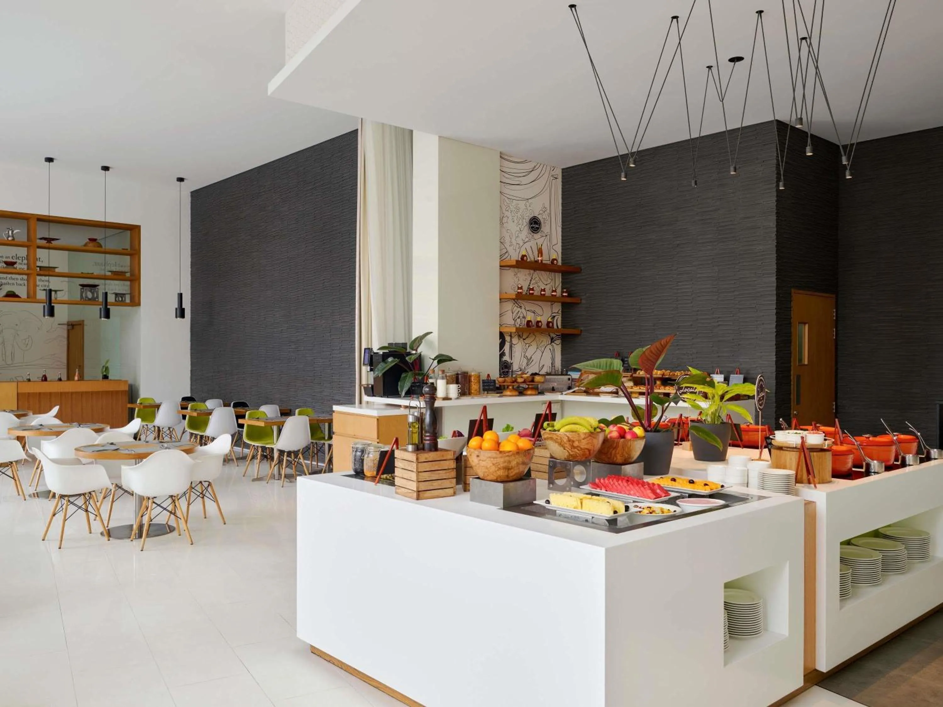 Restaurant/places to eat in Mercure Sohar