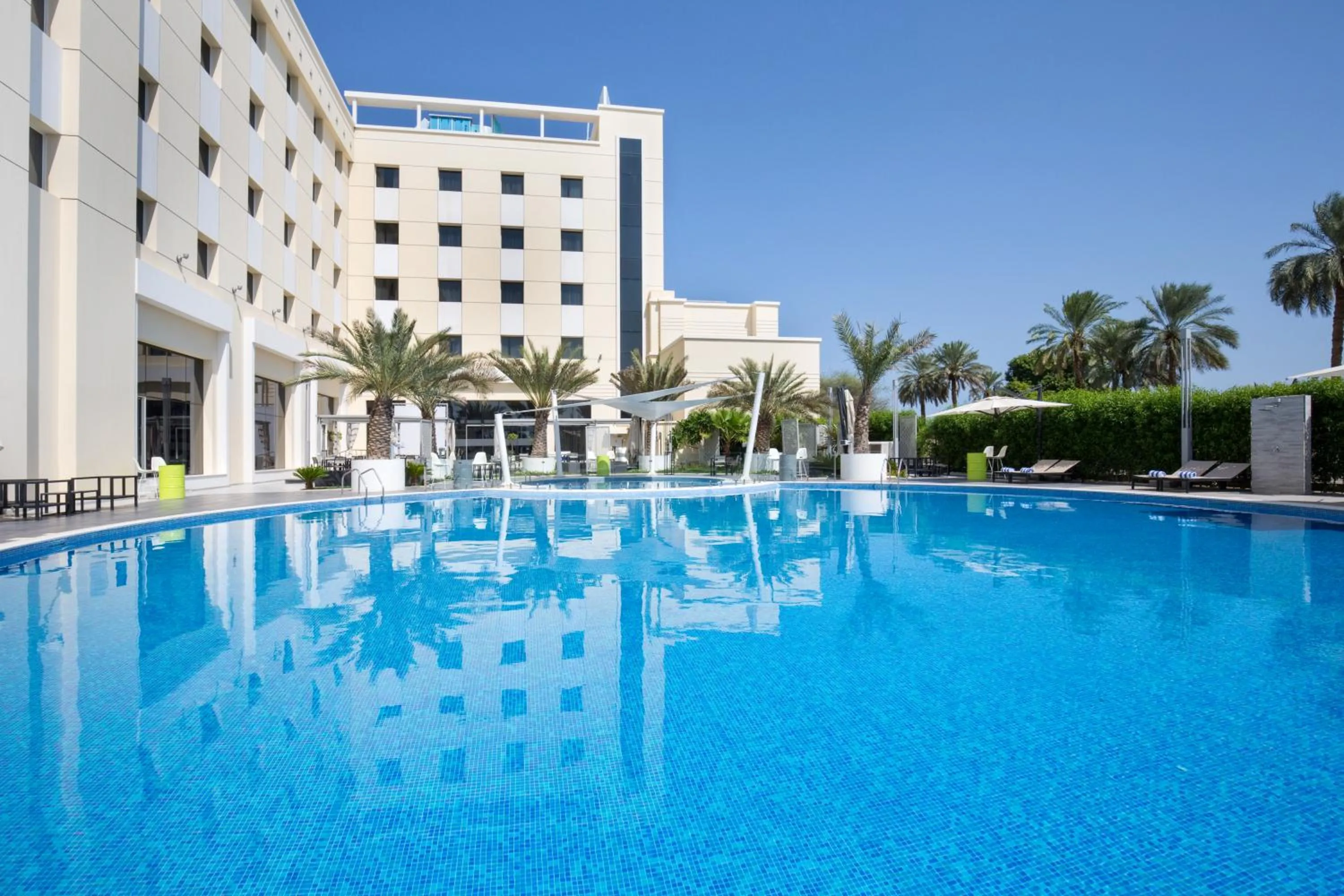 Swimming pool in Mercure Sohar