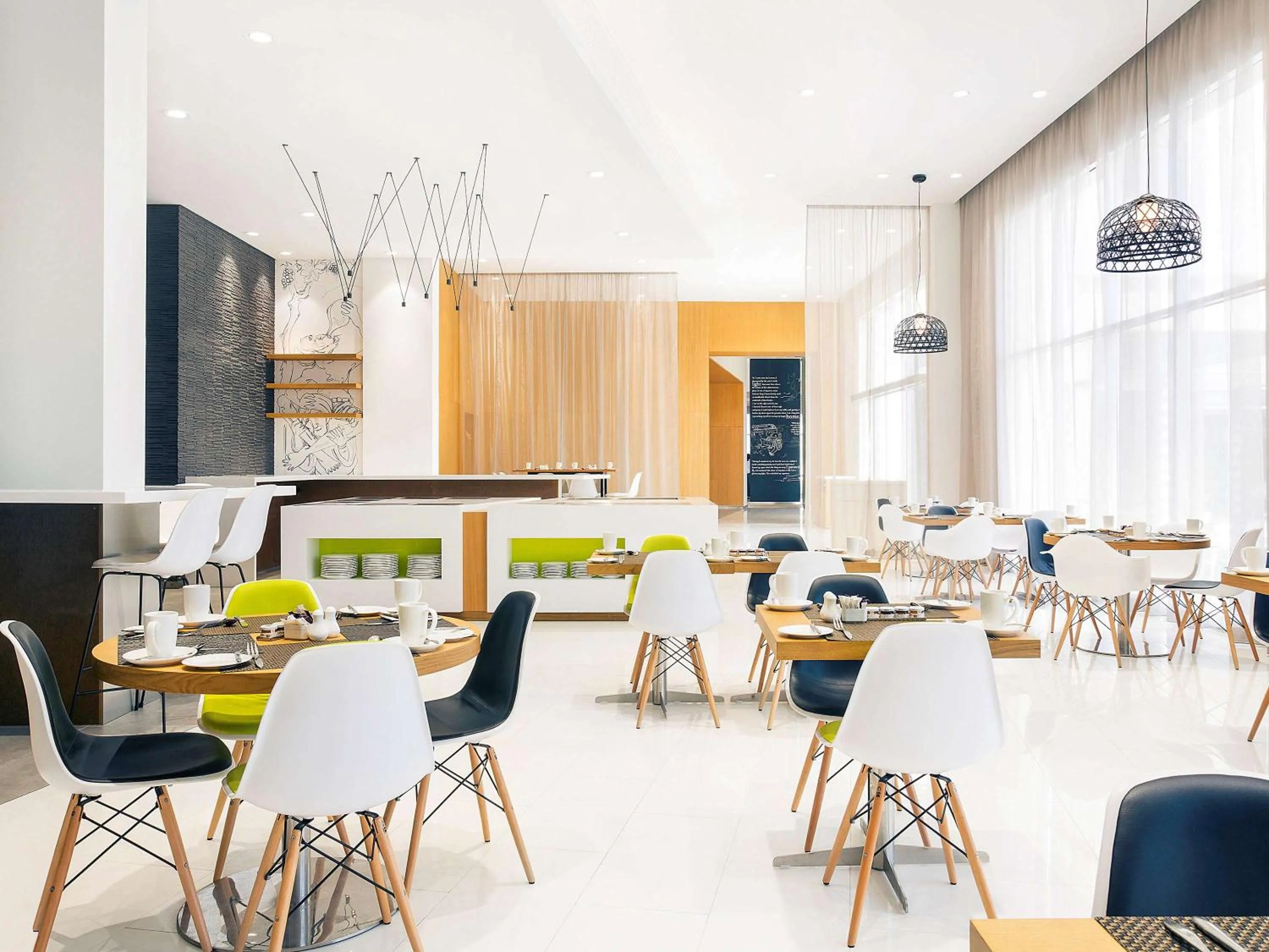 Restaurant/places to eat in Mercure Sohar