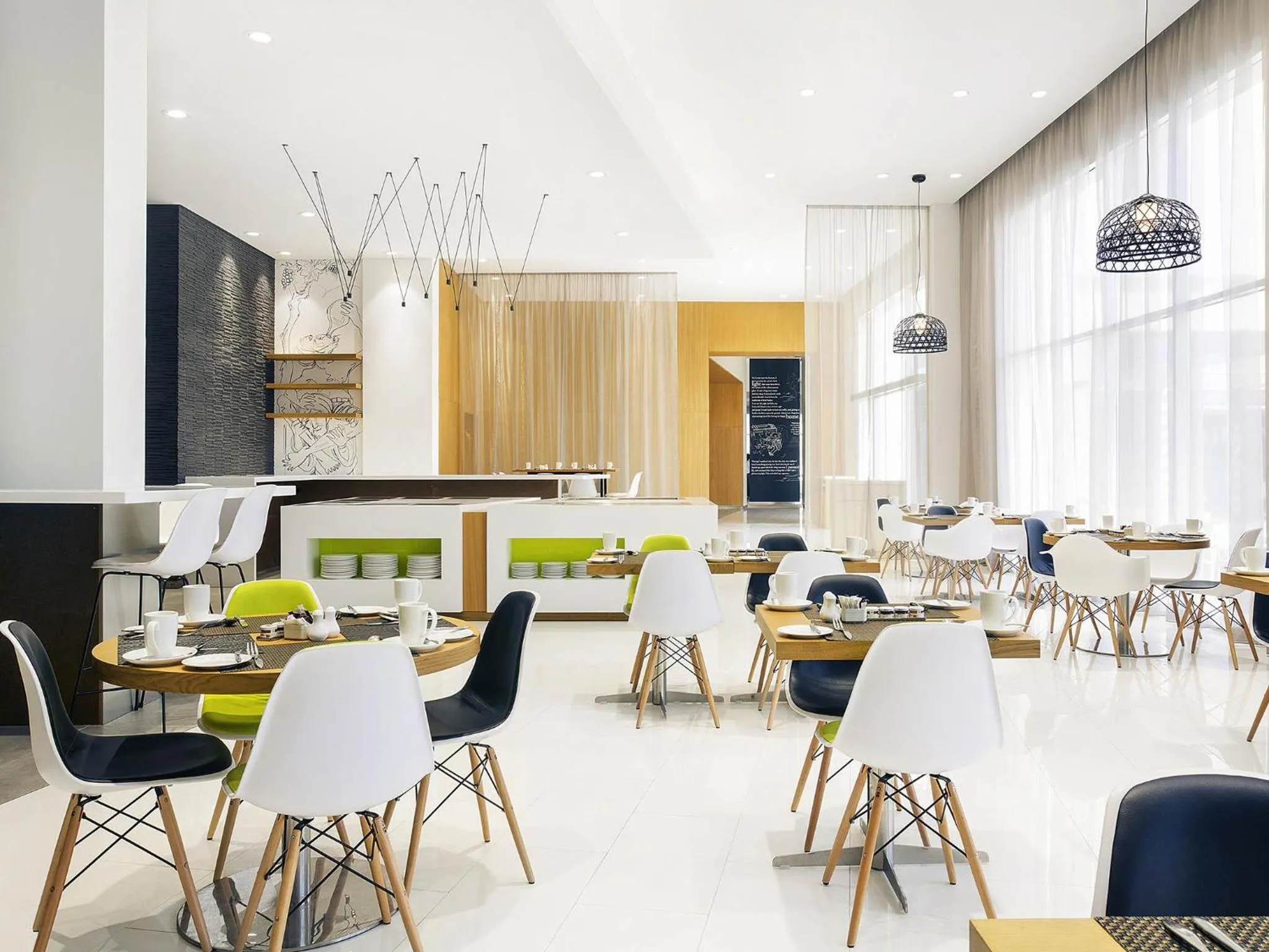 Restaurant/places to eat in Mercure Sohar