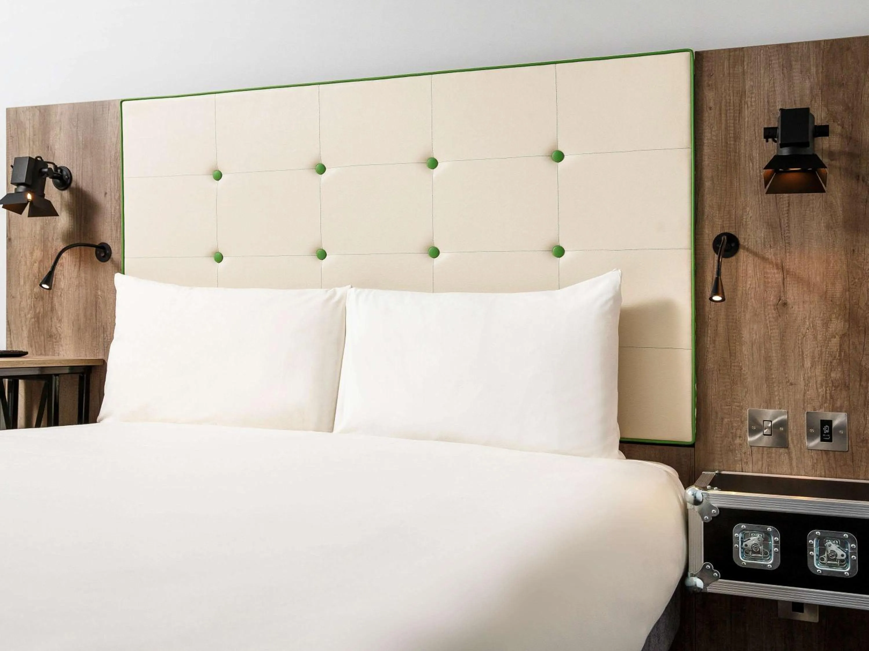 Photo of the whole room, Bed in ibis Styles London Ealing