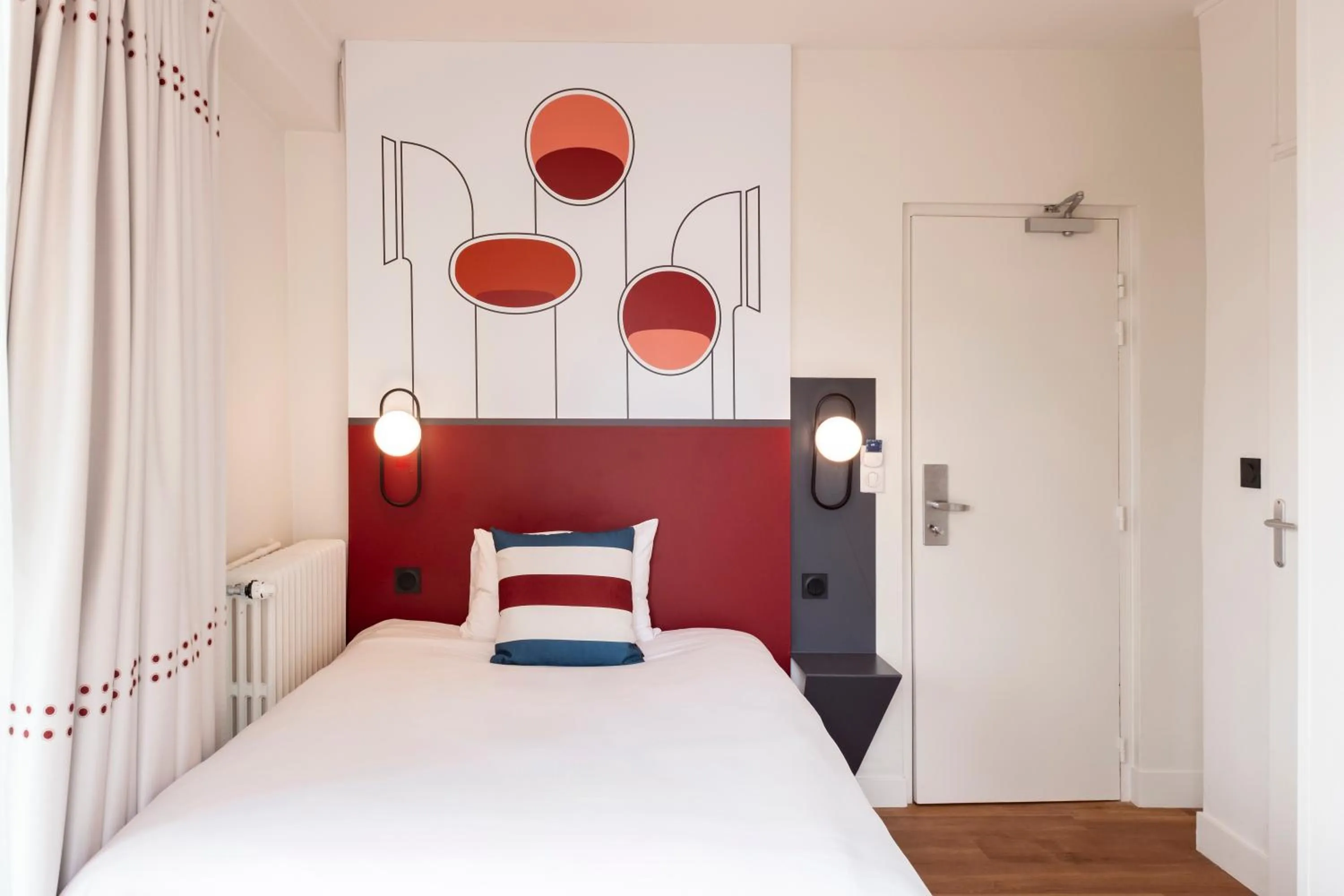 Bed in Ibis Styles Rouen Centre Cathédrale