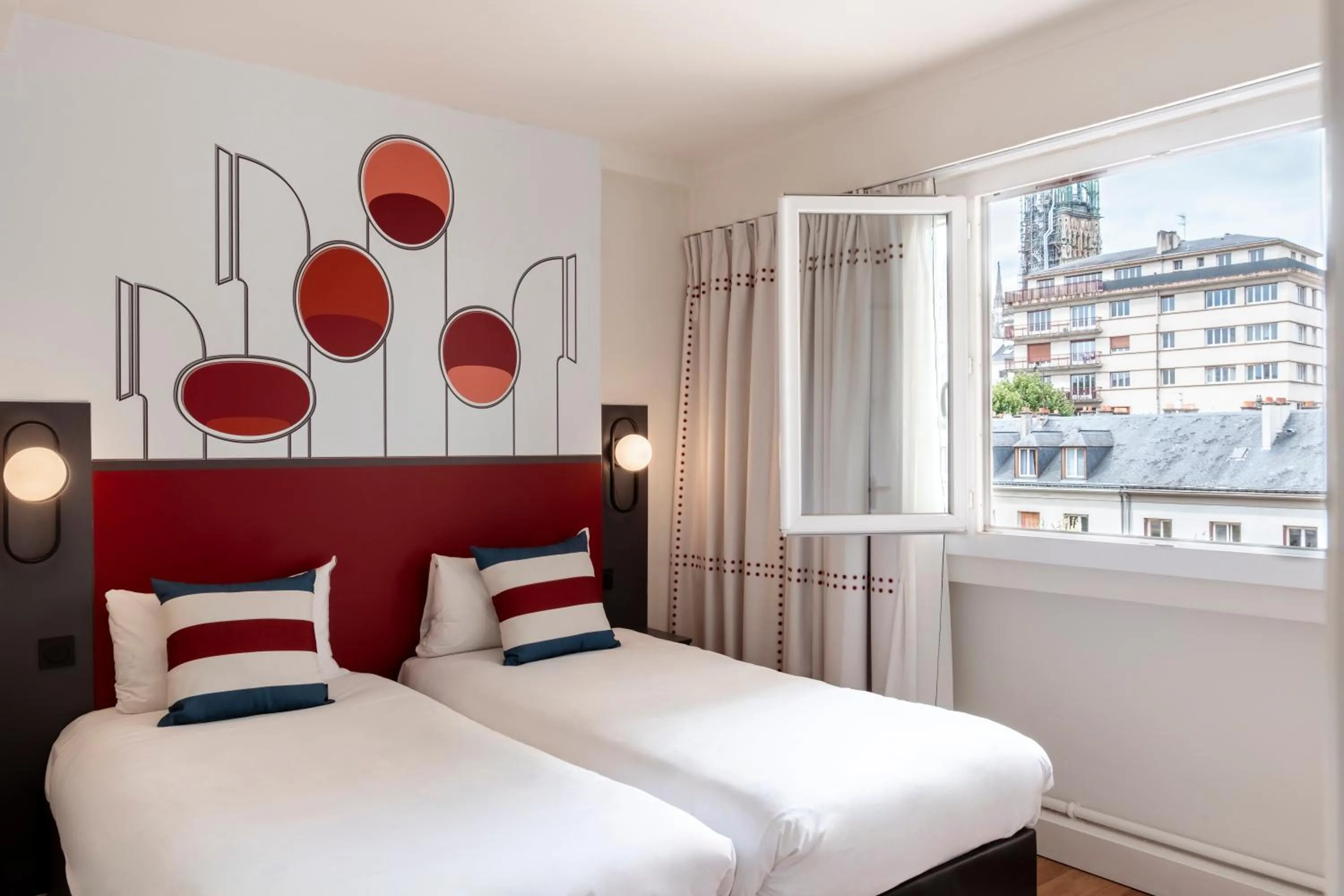 Bed in Ibis Styles Rouen Centre Cathédrale