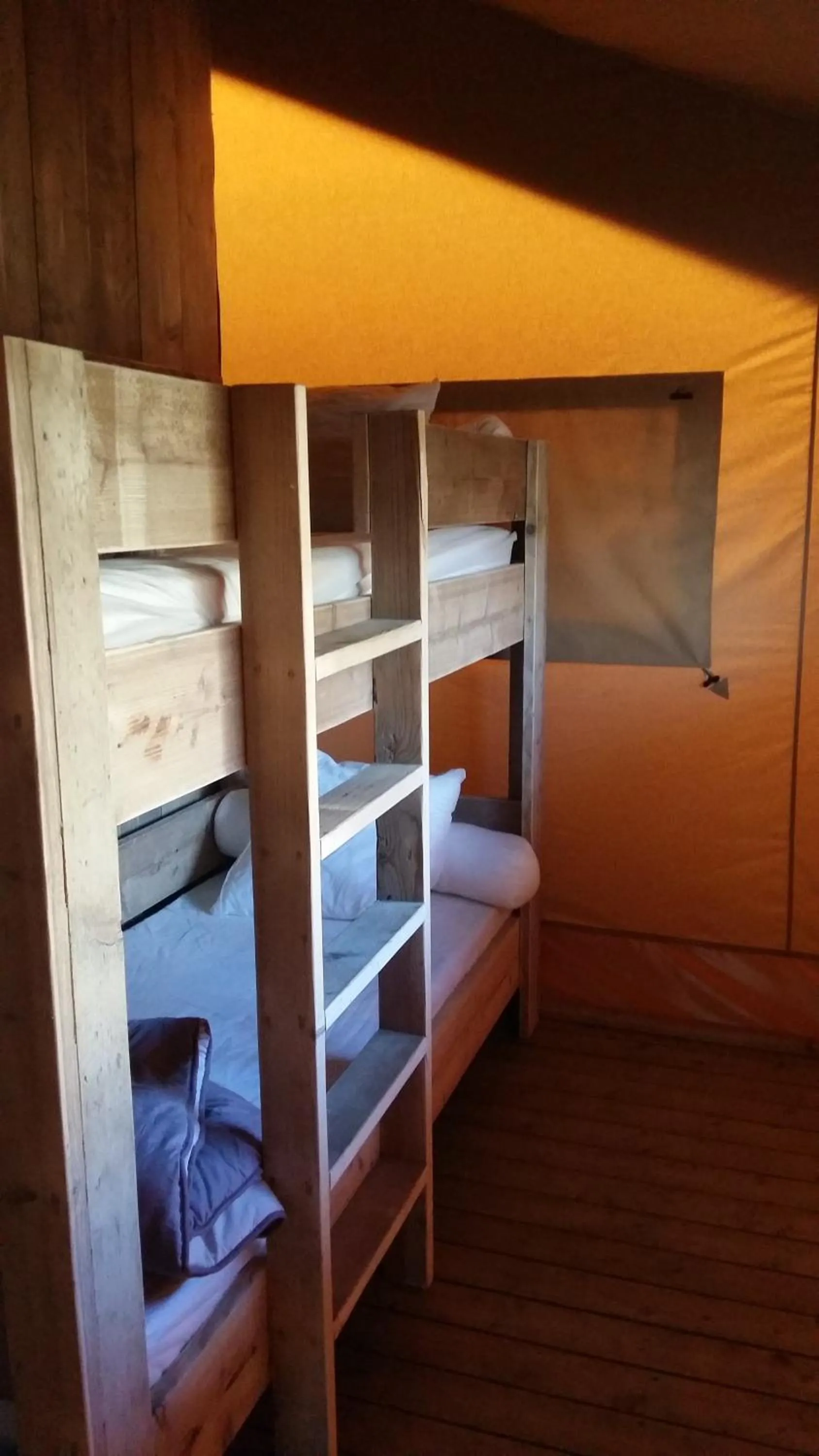 bunk bed, Bed in Lodging Le Lac
