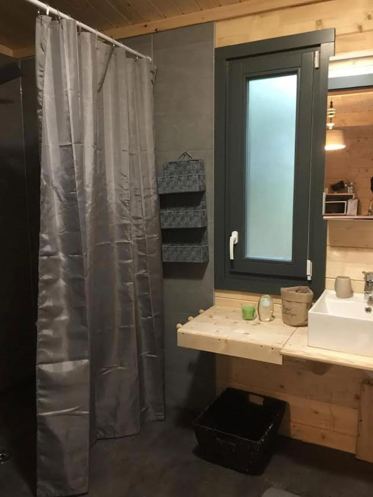 Shower in Lodging Le Lac