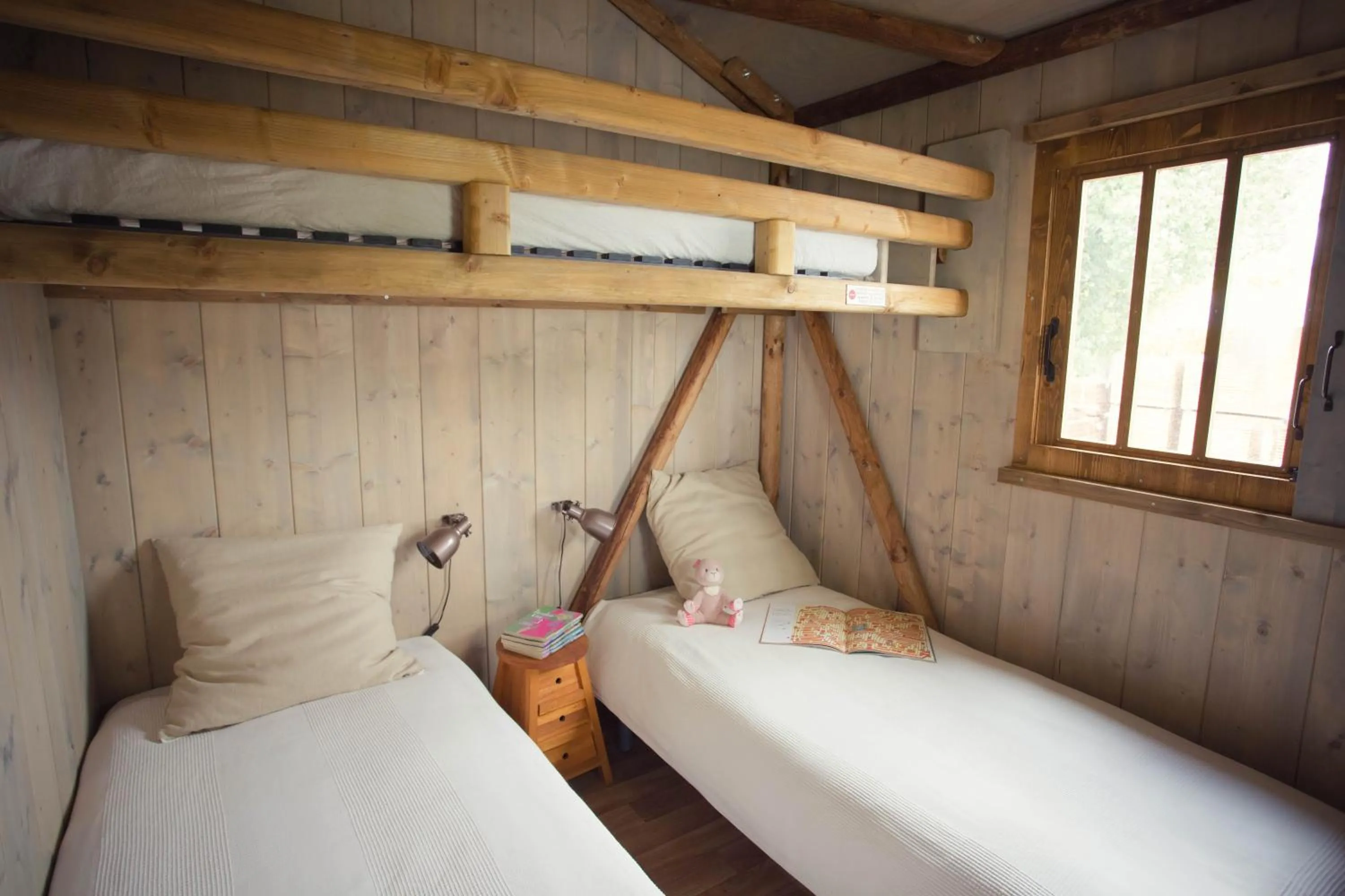 Day, Bed in Lodging Le Lac