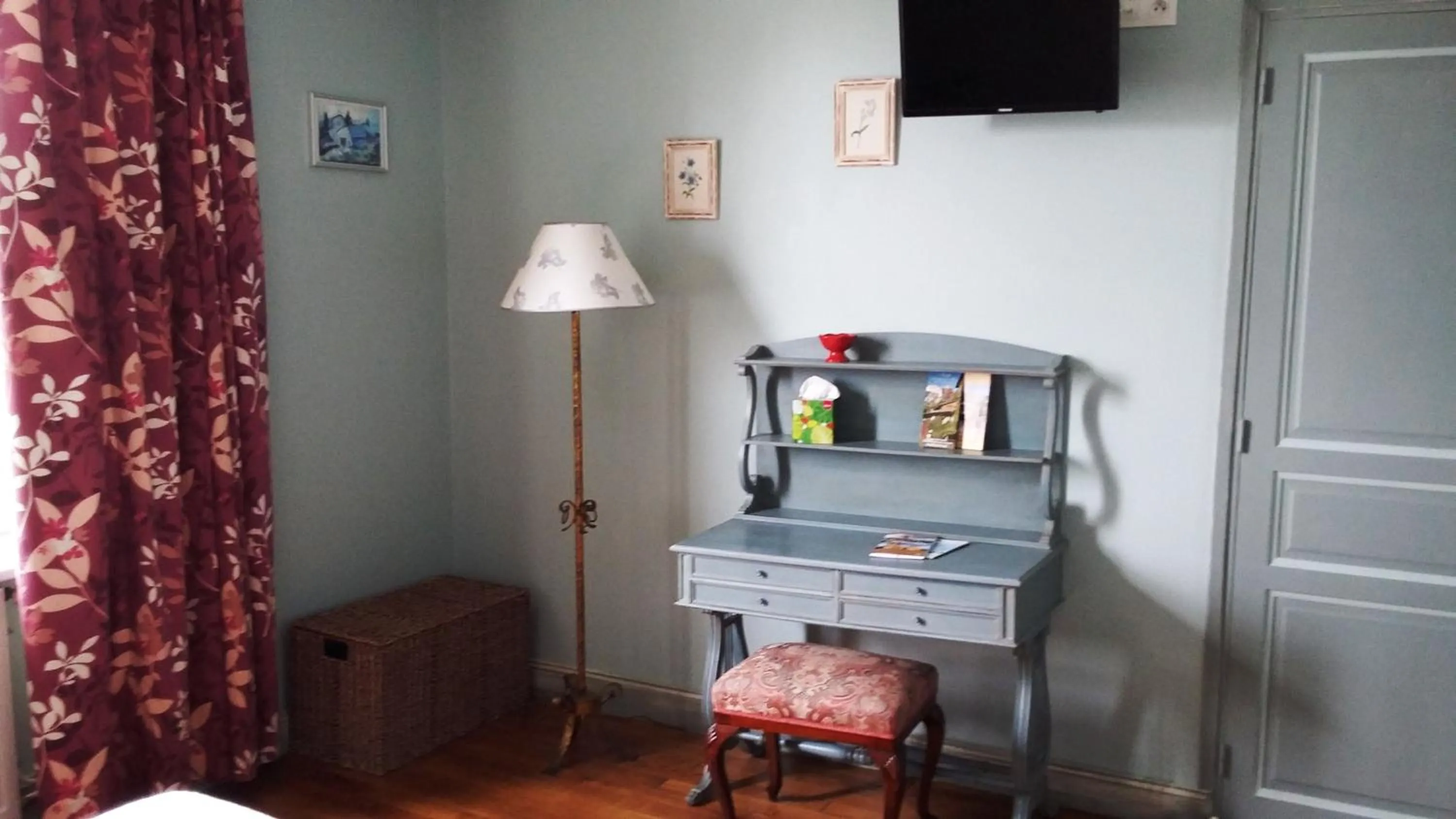 Photo of the whole room in Maison d'hôtes La Tuilerie