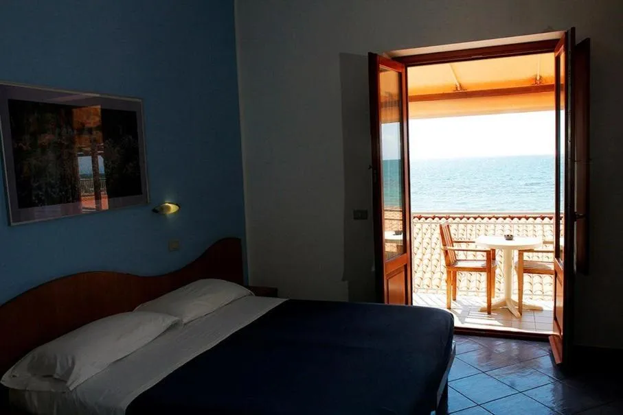 Balcony/Terrace, Bed in Hotel Residence La Darsena