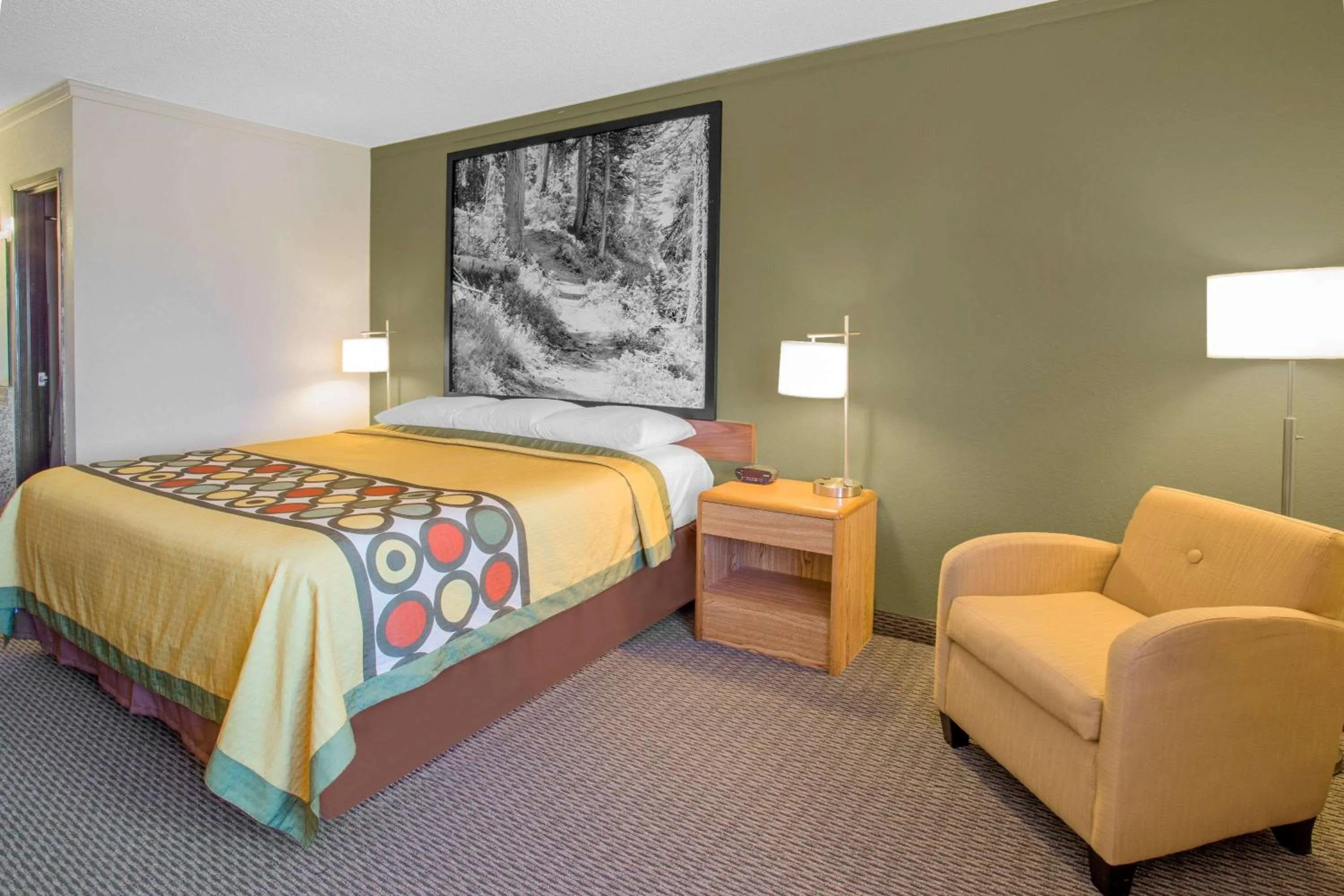 Photo of the whole room, Bed in Super 8 by Wyndham Windsor/Madison North