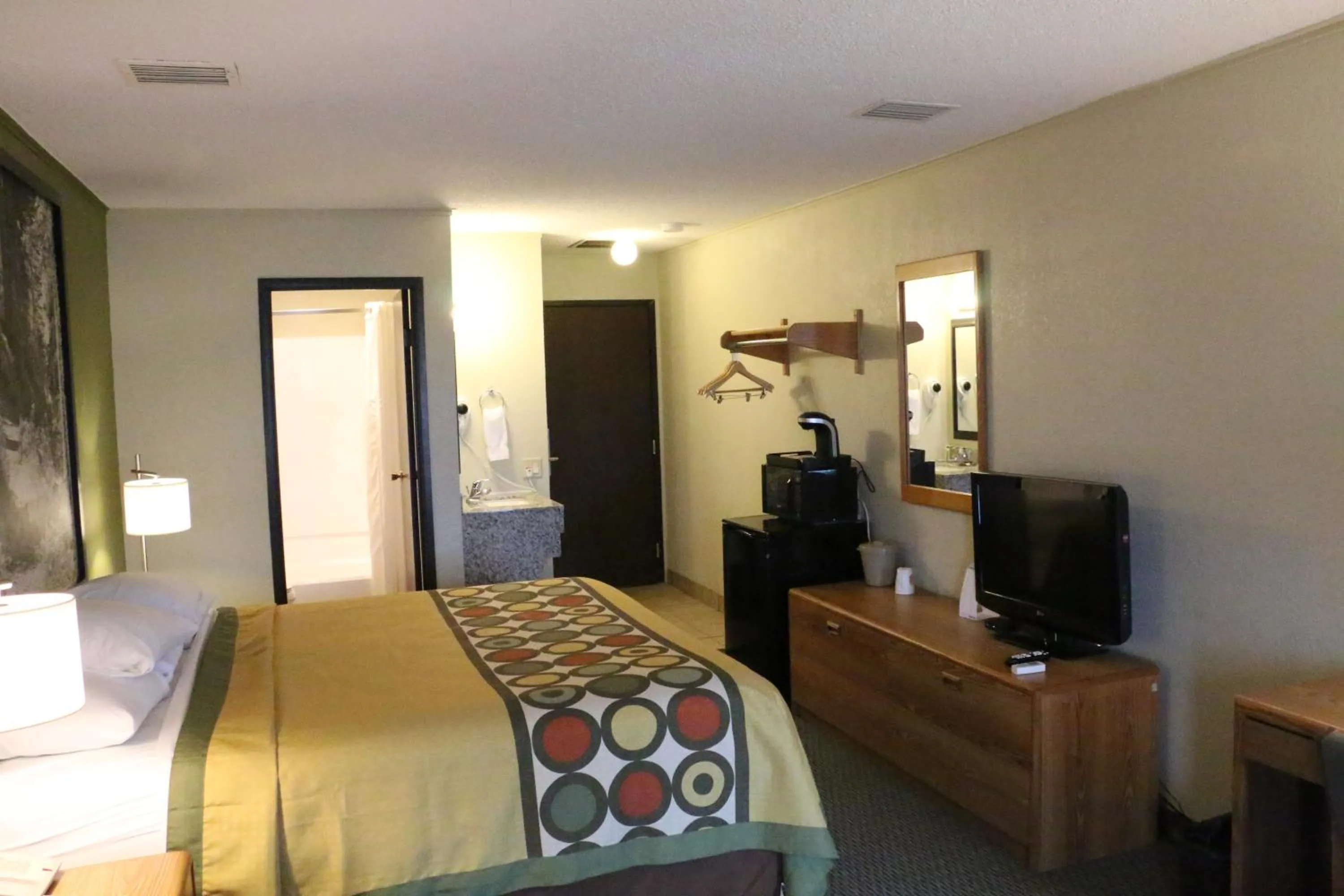 Photo of the whole room, Bed in Super 8 by Wyndham Windsor/Madison North