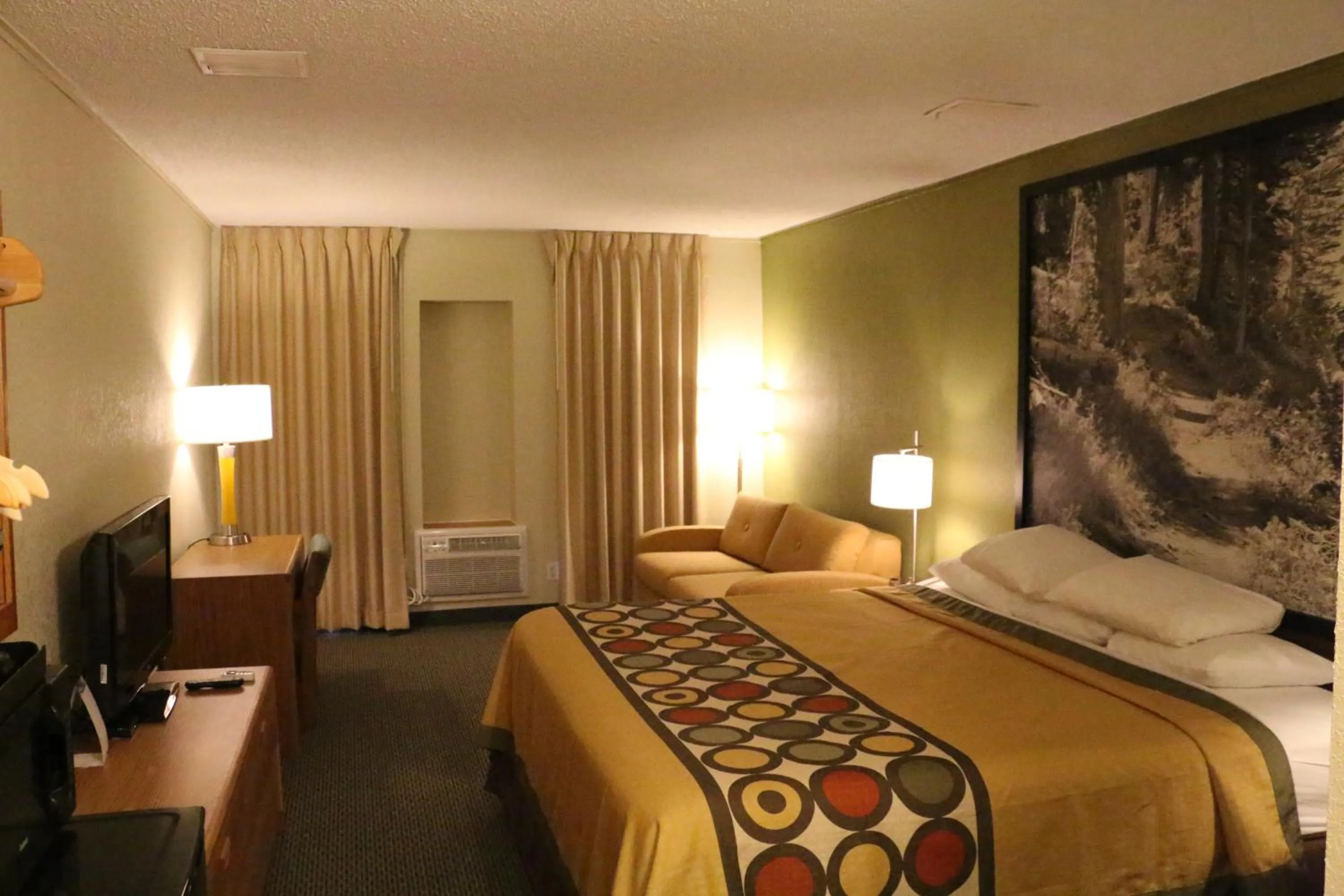 Photo of the whole room, Bed in Super 8 by Wyndham Windsor/Madison North