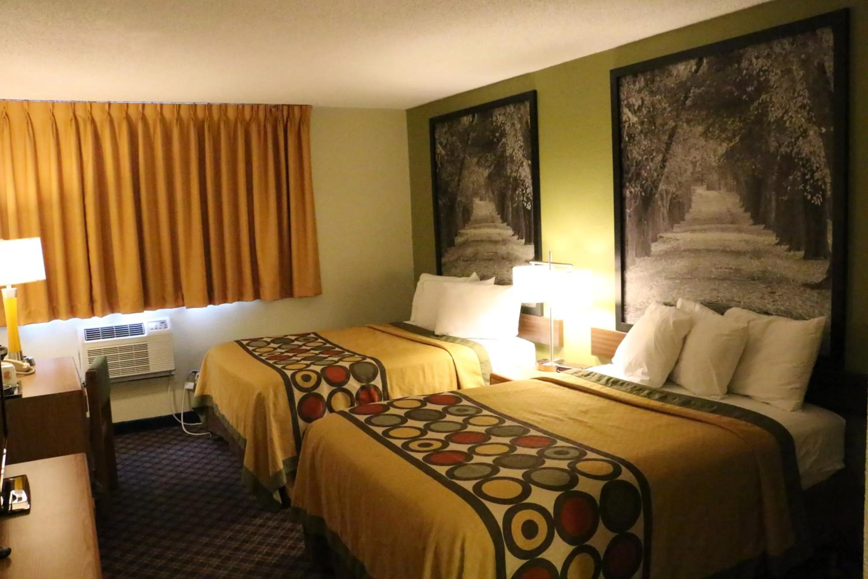 Photo of the whole room, Bed in Super 8 by Wyndham Windsor/Madison North