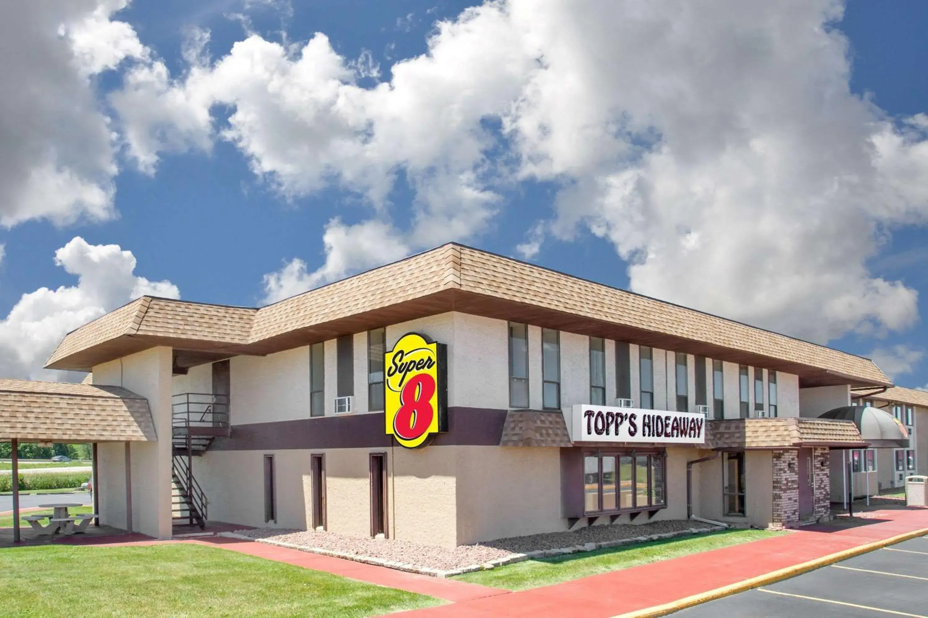 Property building in Super 8 by Wyndham Windsor/Madison North Property building in Super 8 by Wyndham Windsor/Madison North