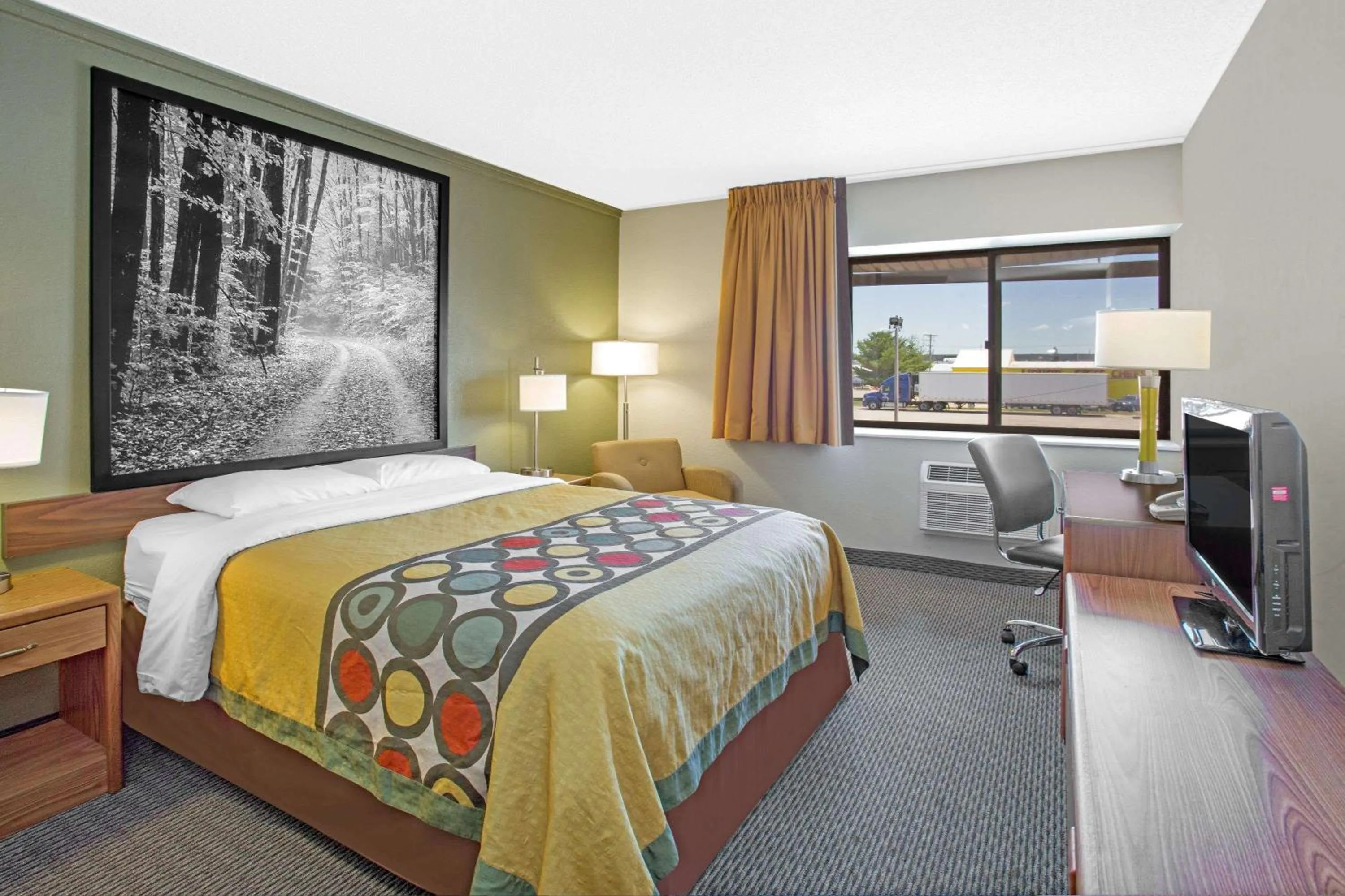 Photo of the whole room, Bed in Super 8 by Wyndham Windsor/Madison North