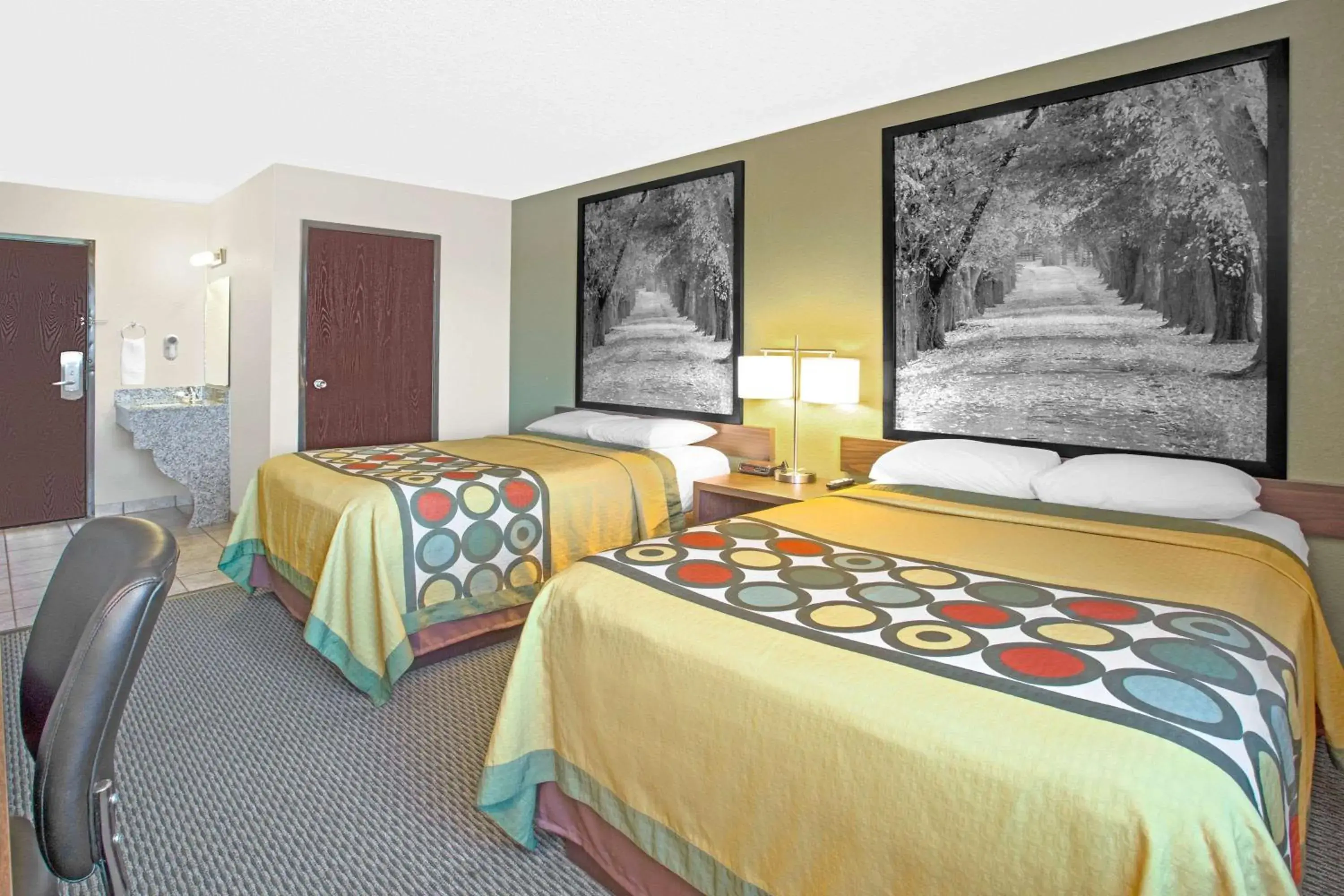 Photo of the whole room, Bed in Super 8 by Wyndham Windsor/Madison North Photo of the whole room, Bed in Super 8 by Wyndham Windsor/Madison North