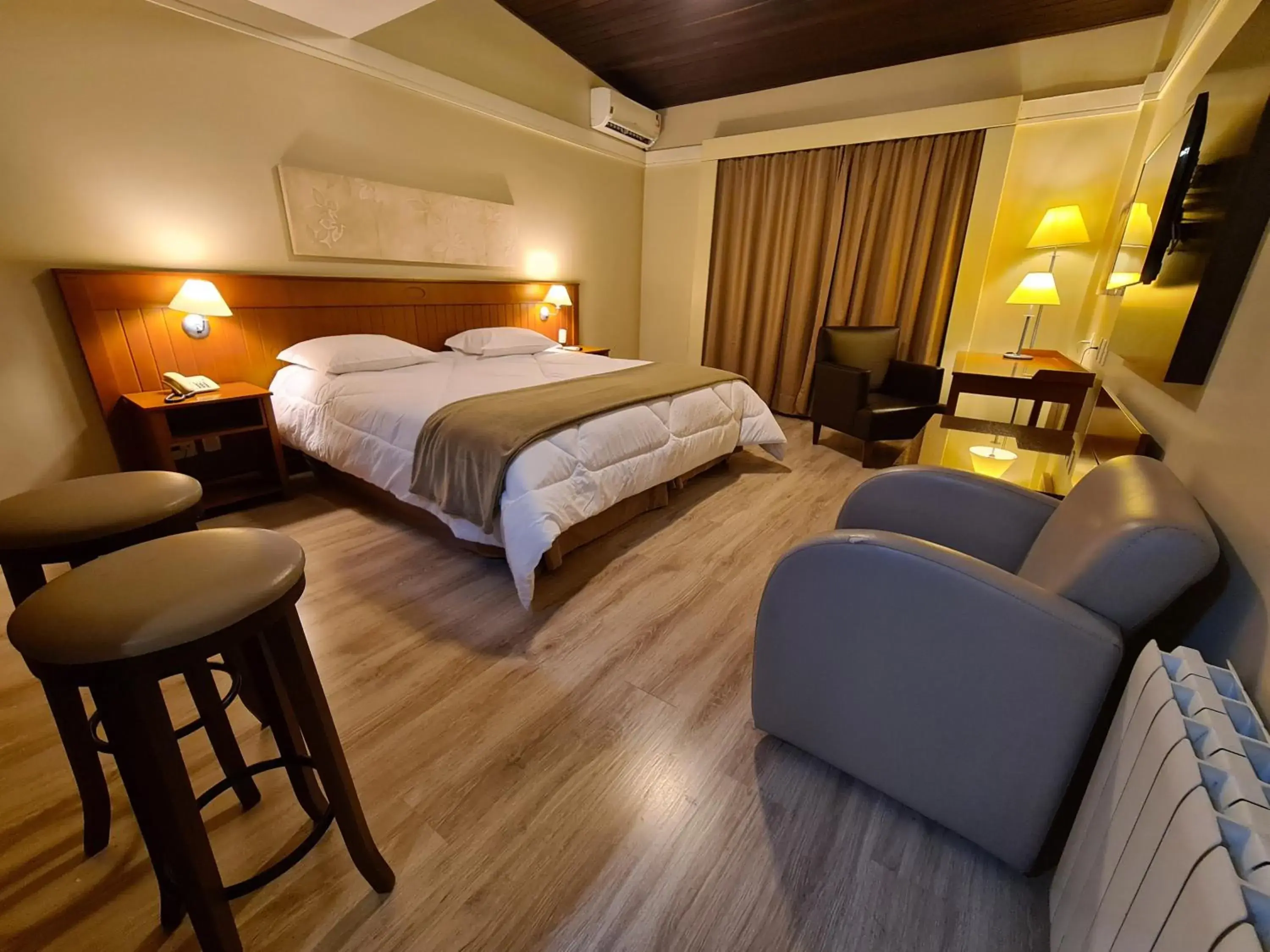 Bedroom, Bed in Sky Borges Hotel Alpenhaus - Gramado Bedroom, Bed in Sky Borges Hotel Alpenhaus - Gramado