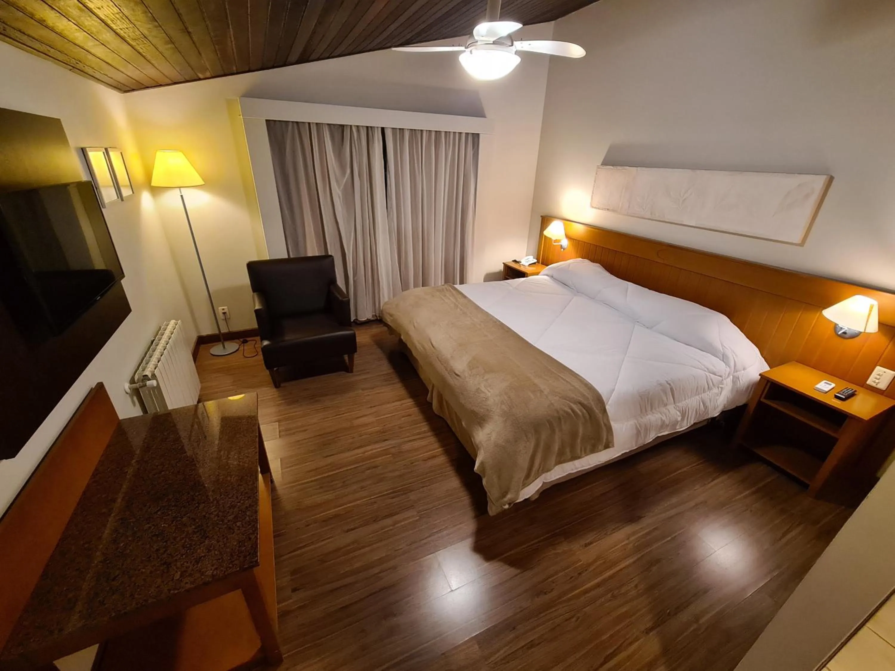 Bedroom, Bed in Sky Borges Hotel Alpenhaus - Gramado