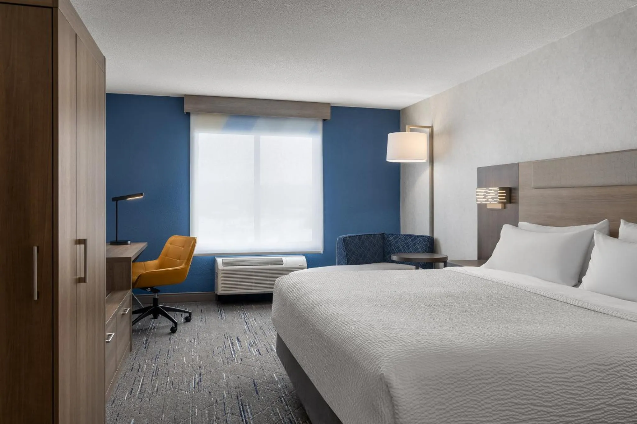 Photo of the whole room, Bed in Holiday Inn Express & Suites Huntsville by IHG