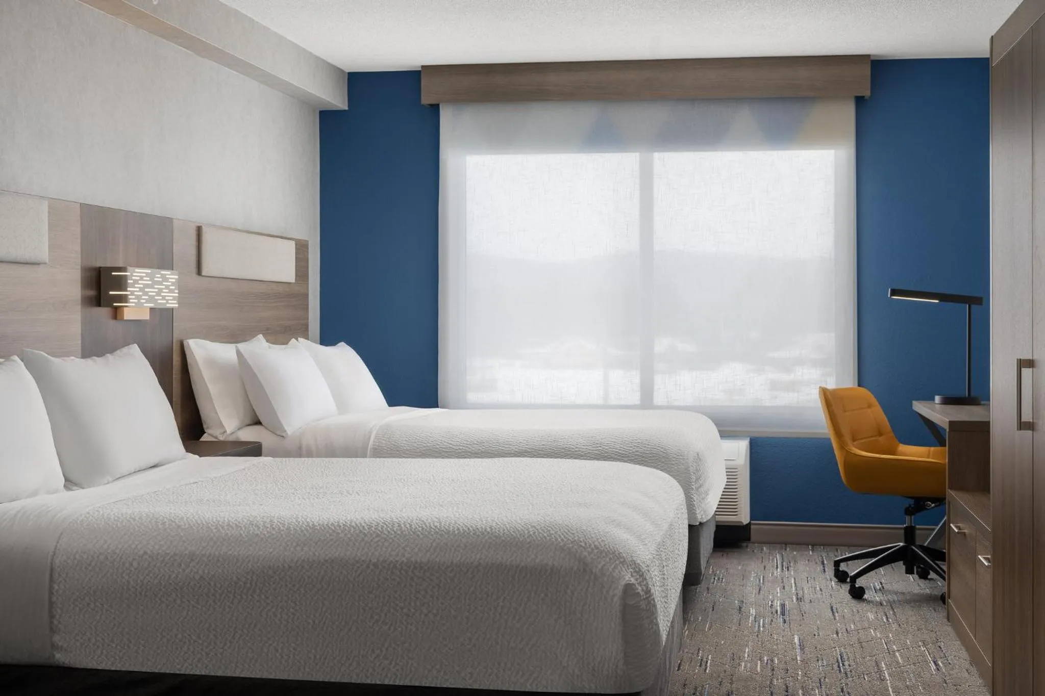 Photo of the whole room, Bed in Holiday Inn Express & Suites Huntsville by IHG