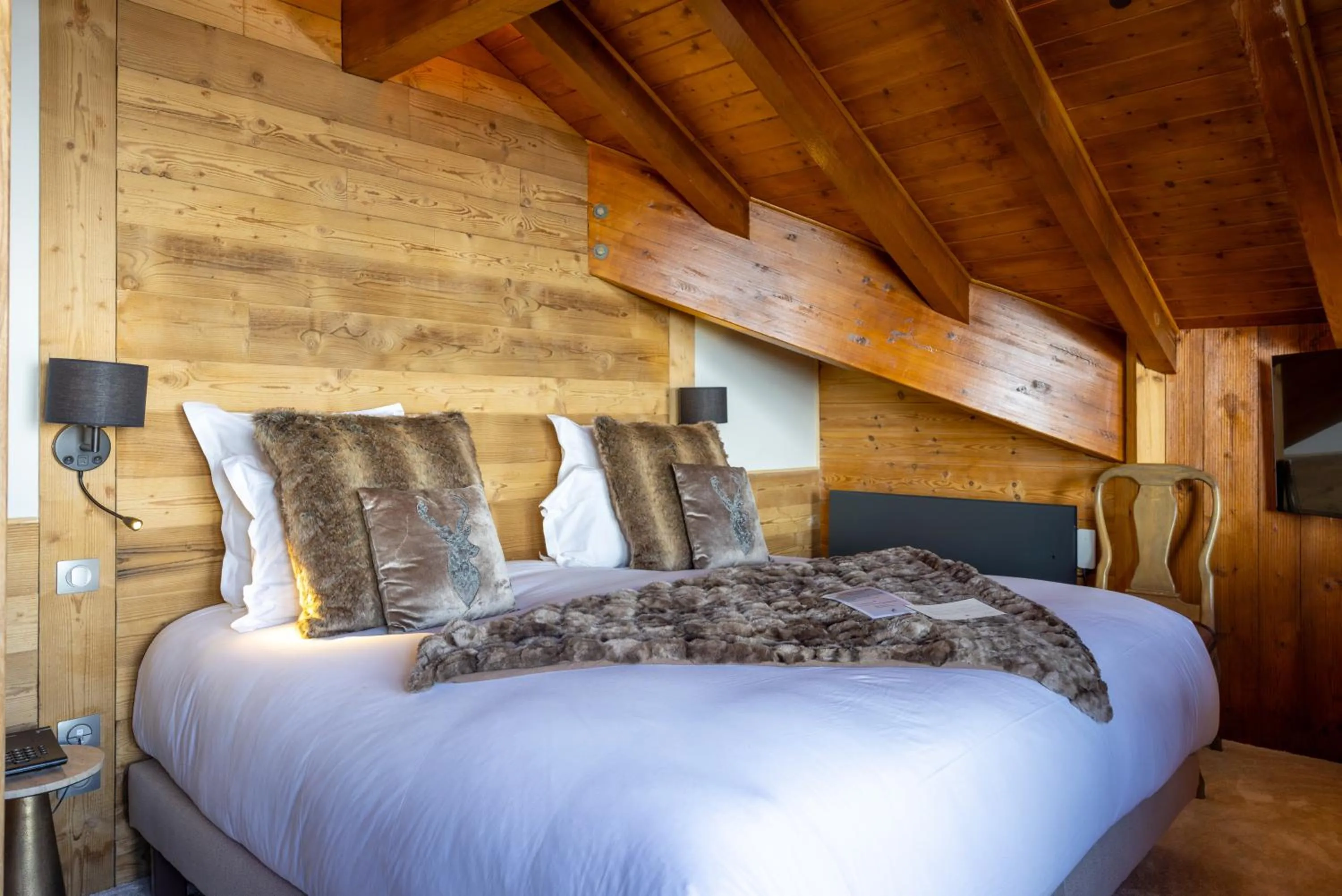 Bed in Hôtel Au Chamois d'Or by Les Etincelles