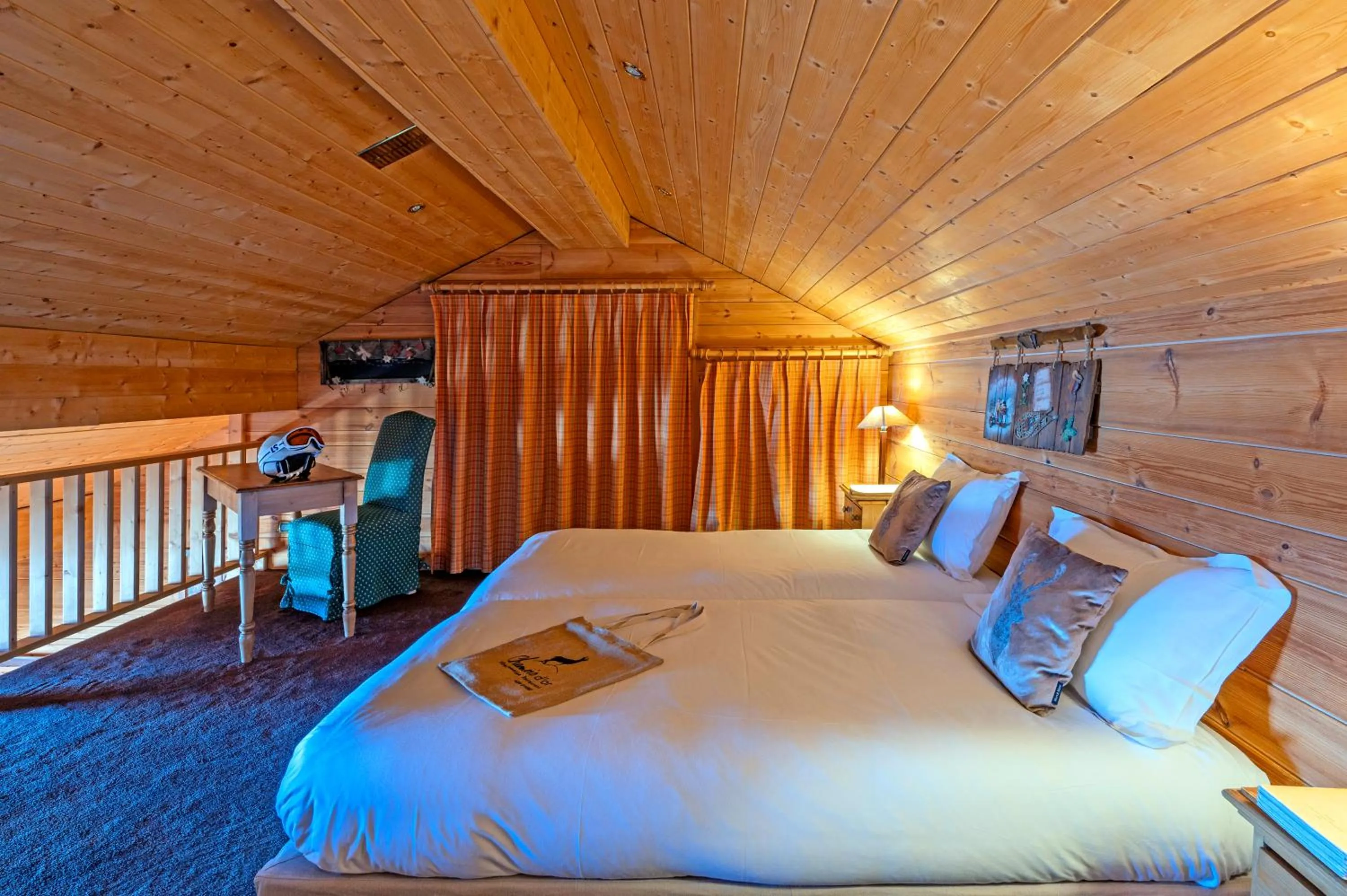 Bed in Hôtel Au Chamois d'Or by Les Etincelles